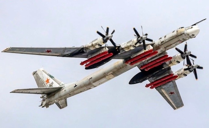 القاذفة الاستراتيجية Tu-95MSM التابعة للجيش الروسي تحمل صواريخ Kh-101/2