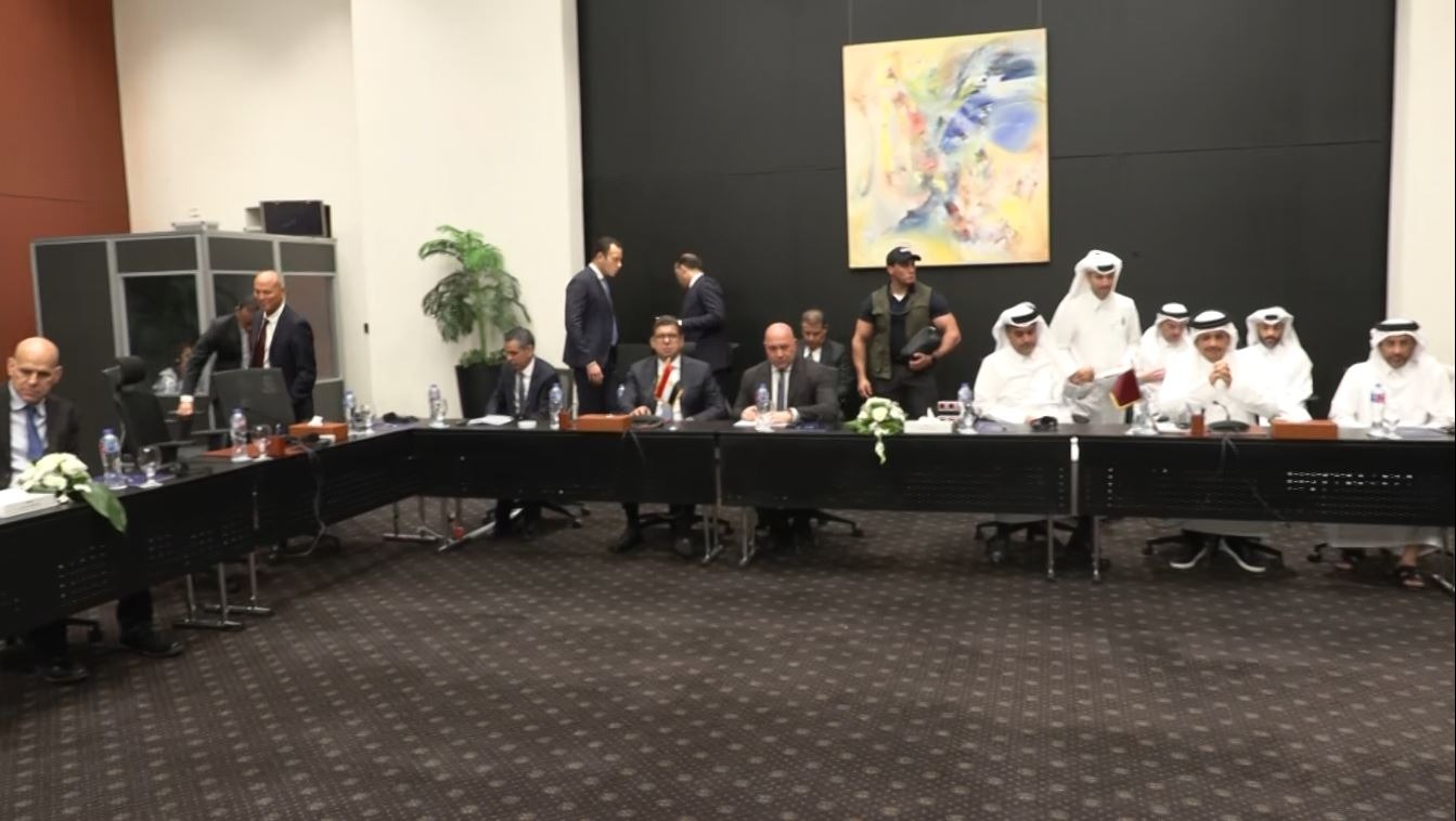 الوفدان المصري والقطري خلال مفاوضات وقف الحرب في غزة التي تعقد في شرم الشيخ. 8 أكتوبر 2025