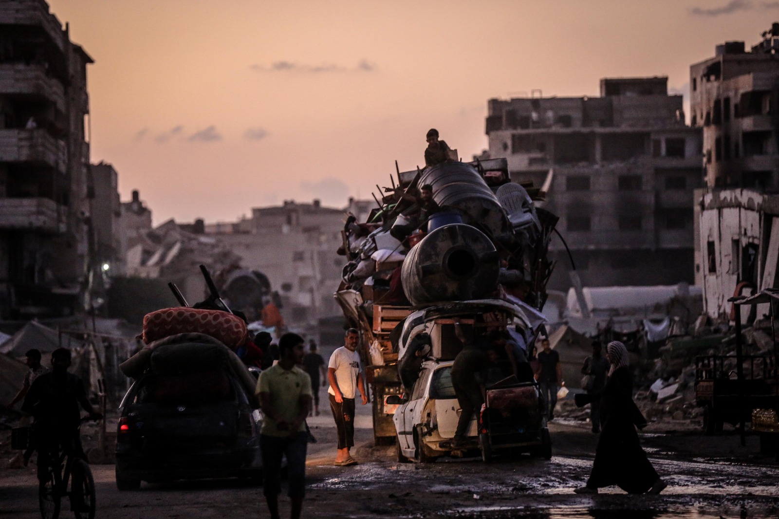 فلسطينيون ينزحون من منازلهم في مدينة غزة حيث يشن الجيش الإسرائيلي هجمات برية وقصفاً جوياً. 19 سبتمبر 2025