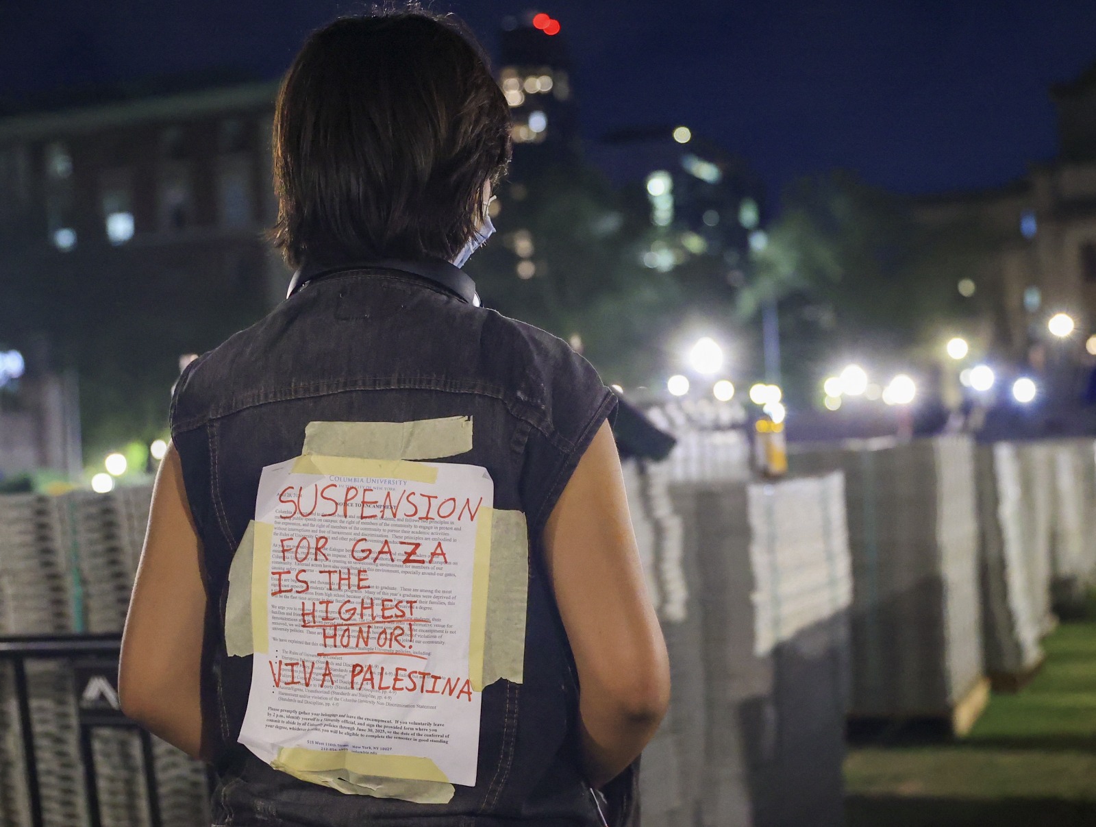 طالبة من جامعة كولومبيا تلصق لافتة على ظهرها أثناء دخول الطلاب إلى مبنى هاميلتون هول الشهير خلال مظاهرة مؤيدة للفلسطينيين. نيويورك، الولايات المتحدة في 30 أبريل 2024.