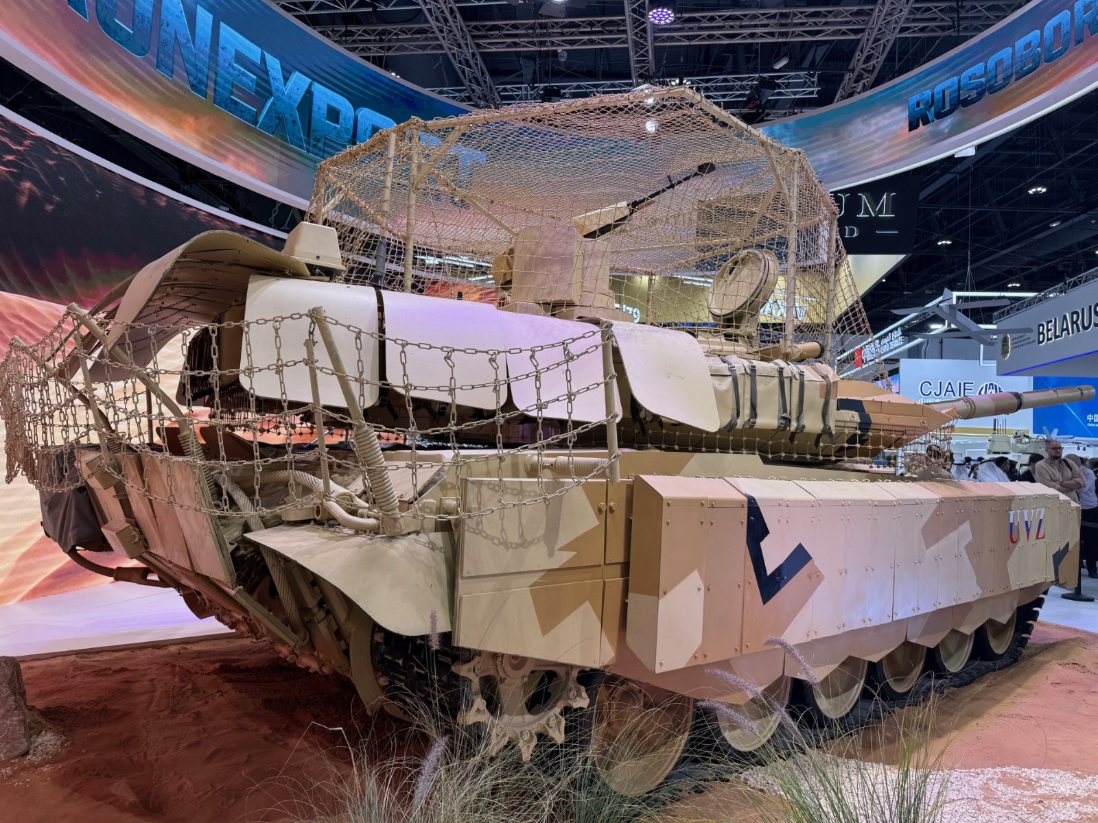 نسخة مطوَّرة من الدبابة الروسية T-90MS خلال مشاركتها في معرض IDEX الدولي 2025 في أبوظبي، الإمارات العربية المتحدة، 18 فبراير 2025