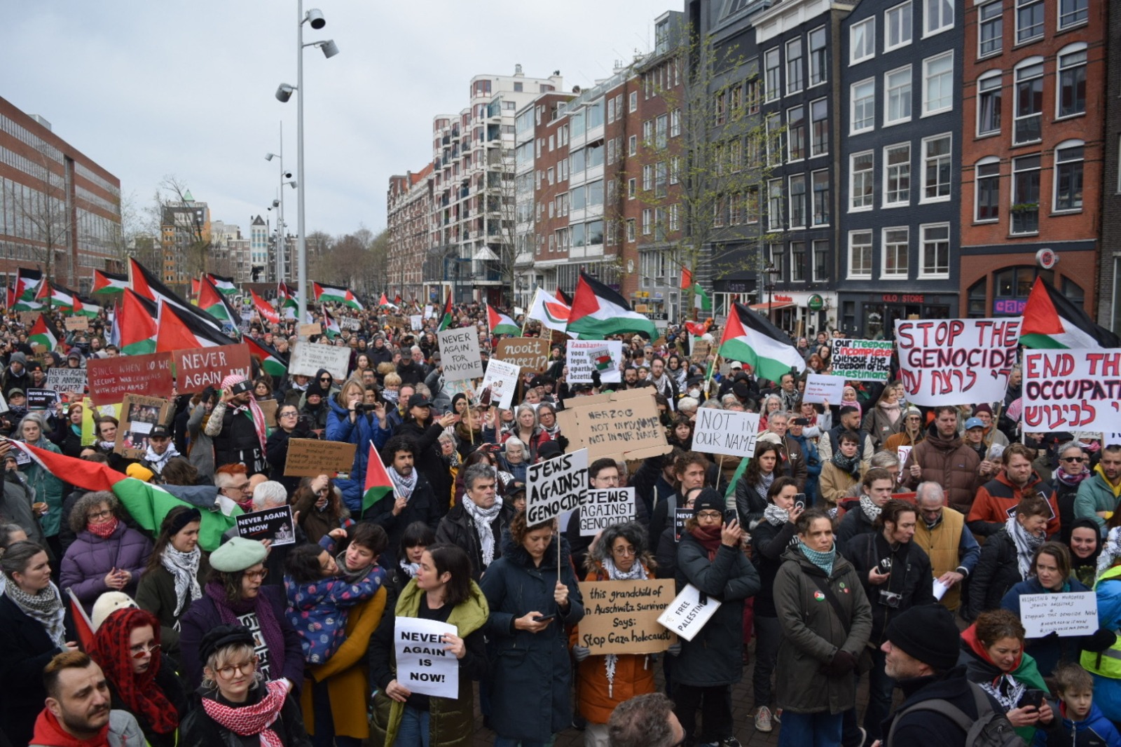 مظاهرة مؤيدة للفلسطينيين خلال افتتاح متحف الهولوكوست في العاصمة الهولندية أمستردام. 10 مارس 2024