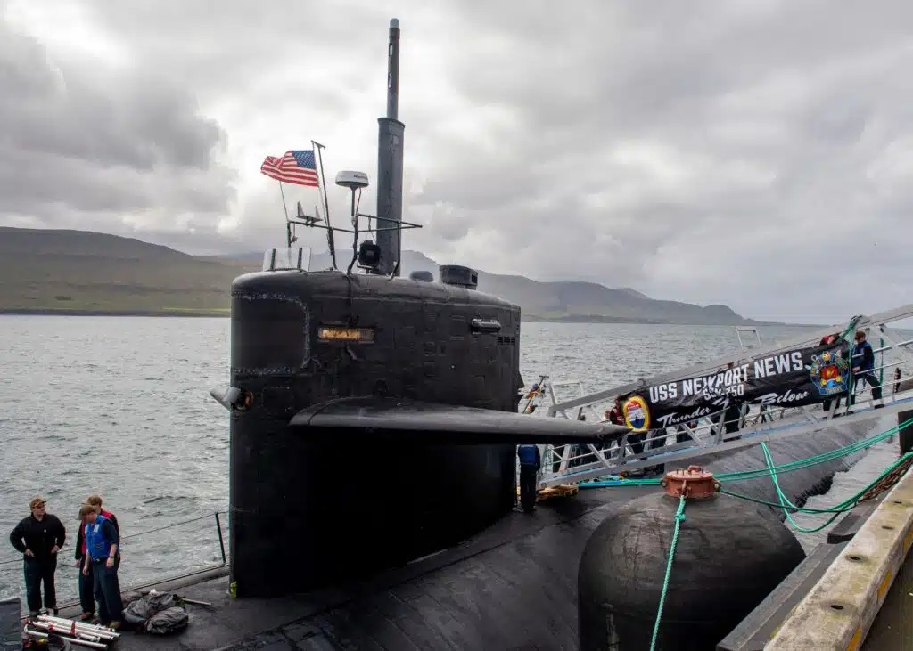 غواصة البحرية الأميركية USS Newport News ترسو في ميناء على سواحل أيسلندا
