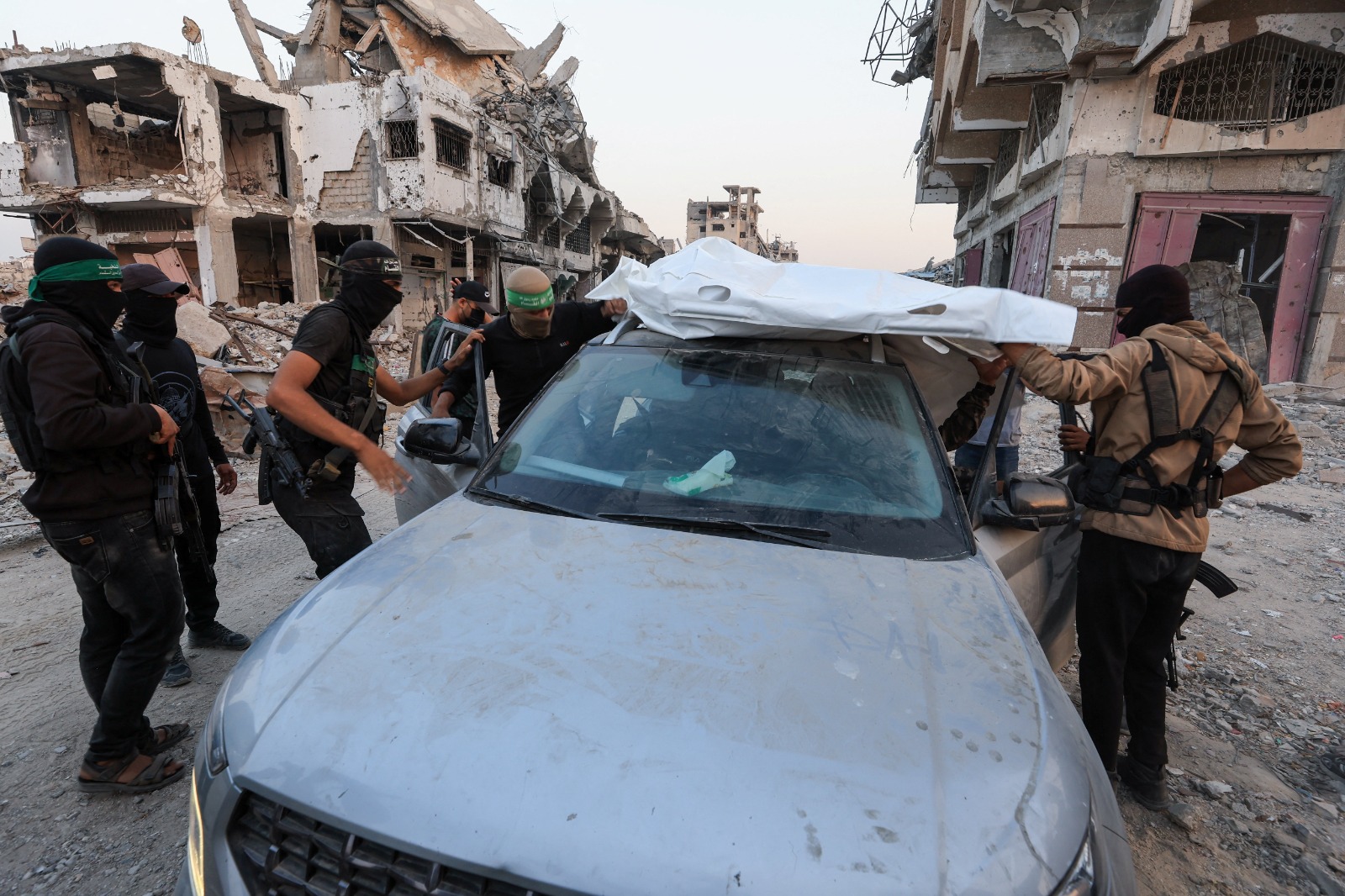 عناصر تابعة لحركة 'حماس' تحمل جثماناً لجندي إسرائيلي قبل تسليمها إلى اللجنة الدولية للصليب الأحمر في مدينة غزة. 4 نوفمبر 2025