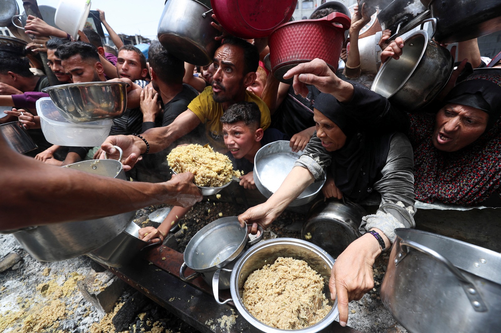فلسطينيون يصطفون للحصول على طعام من مطبخ خيري في جباليا، شمال قطاع غزة. 14 مايو 2025