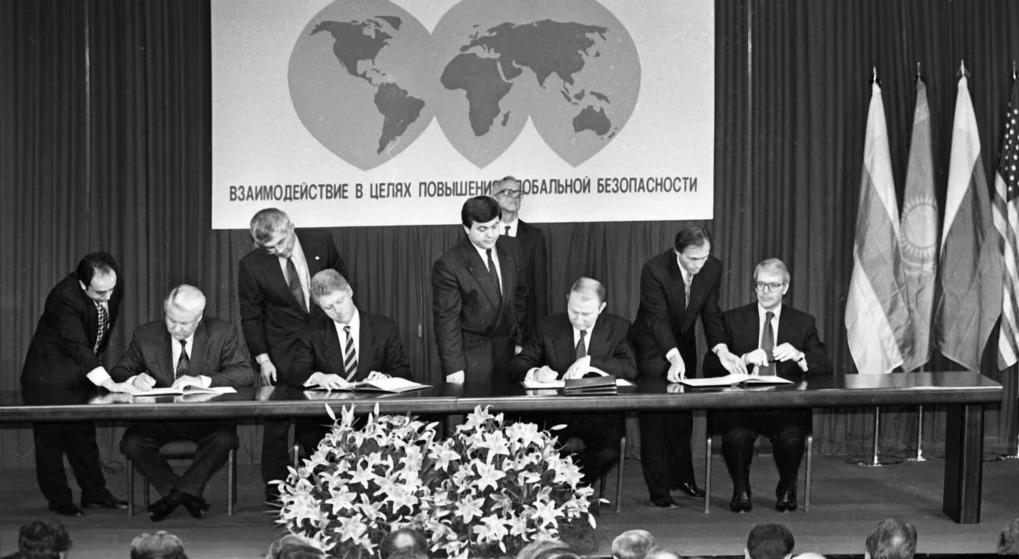 زعماء روسيا والولايات المتحدة وأوكرانيا وبريطانيا يوقعون مذكرة بودابست في العاصمة المجرية. ديسمبر 1994