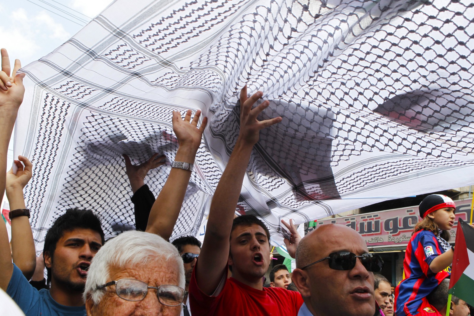 الكوفية الفلسطينية رمز النضال والقضية -رويترز