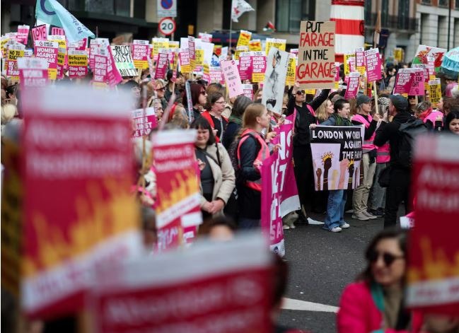 'متظاهرون يسيرون ضد التطرف اليميني المتطرف من بارك لين إلى ميدان ترافلجار في لندن، بتنظيم من تحالف توجيذر، وهو ائتلاف من النقابات والجمعيات المدنية، 28 مارس 2026. رويترز