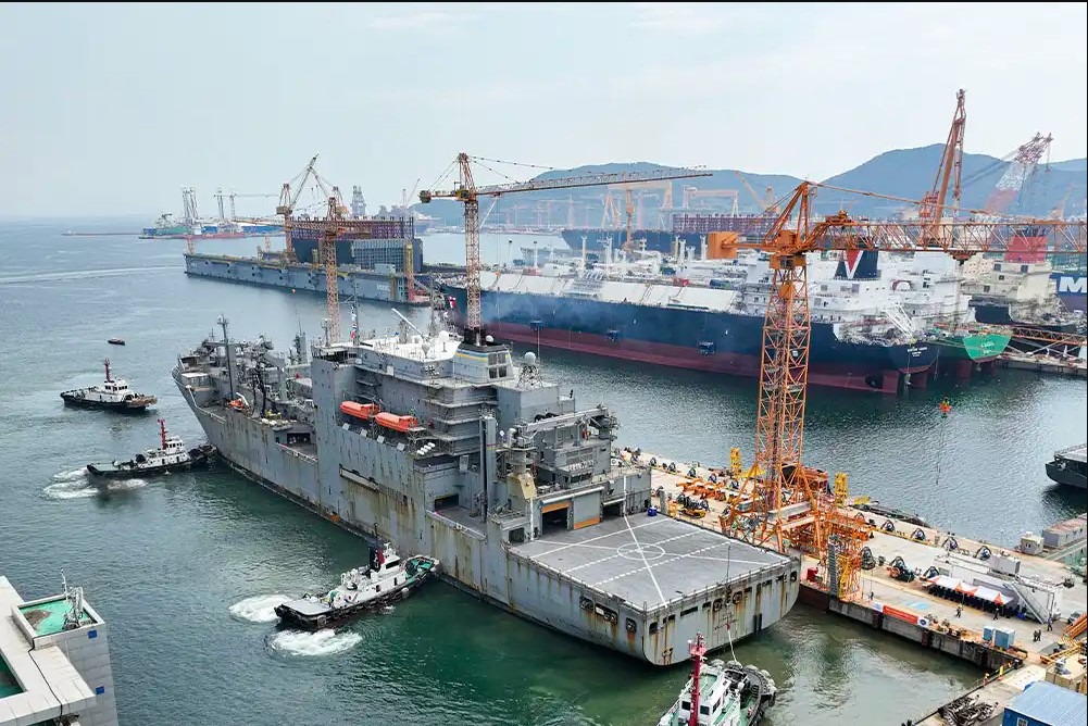 دخلت سفينة USNS Wally Schirra حوض بناء السفن Geoje التابع لشركة Hanwha Ocean للصيانة