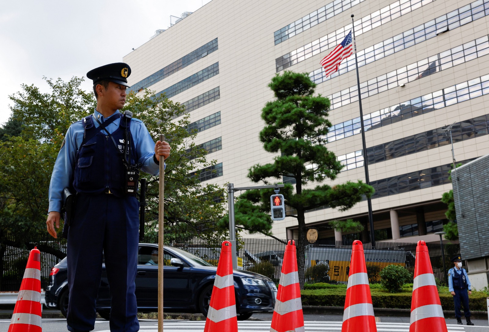 شرطي ياباني أمام السفارة الأميركية في طوكيو قبيل زيارة الرئيس الأميركي دونالد ترمب إلى اليابان. 27 أكتوبر 2025