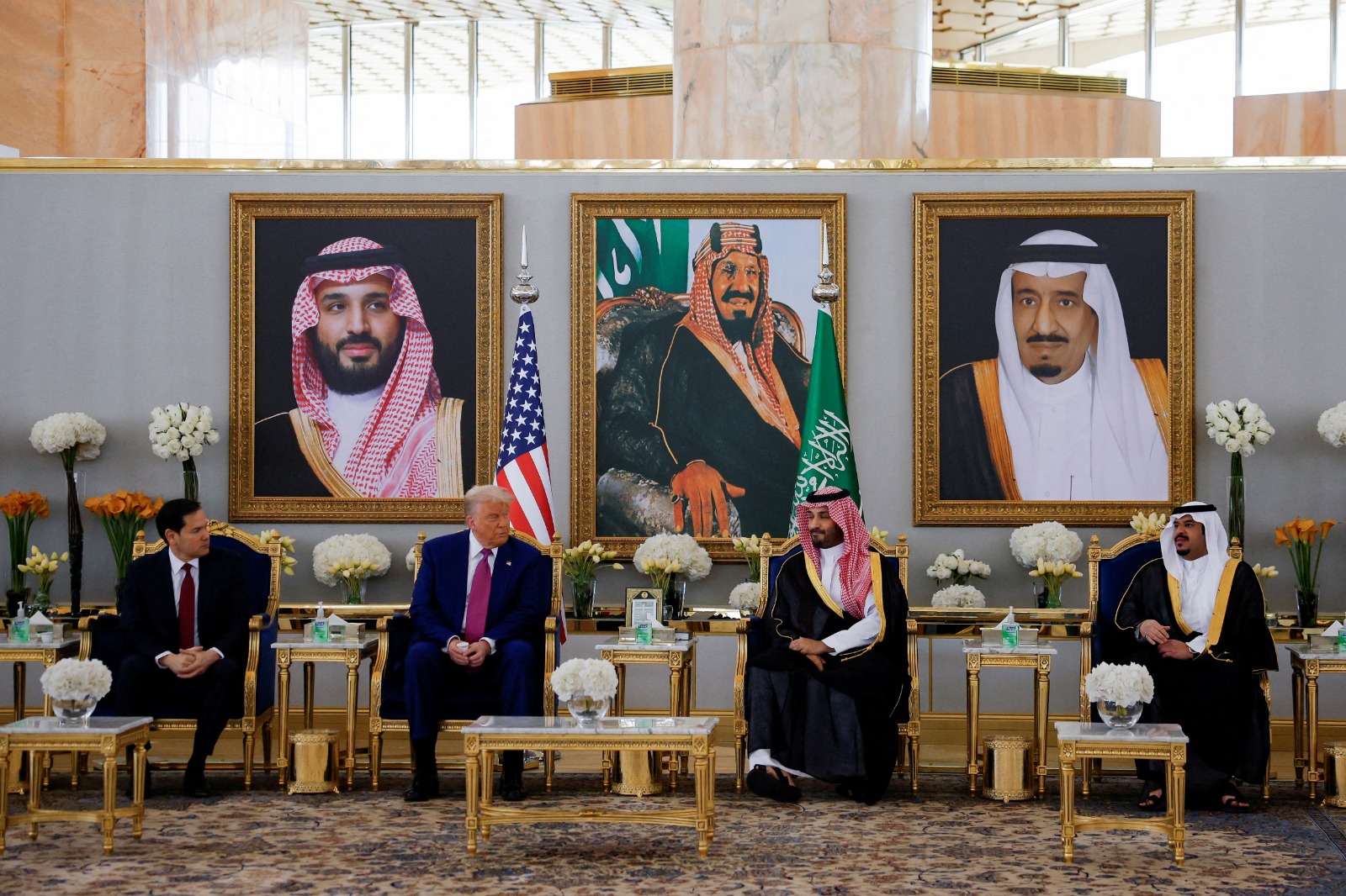 الرئيس الأميركي دونالد ترمب وولي العهد السعودي الأمير محمد بن سلمان وبجانبه وزير الخارجية الأميركي ماركو روبيو ومحمد بن عبد الرحمن بن عبد العزيز نائب أمير منطقة الرياض. 13 مايو 2025