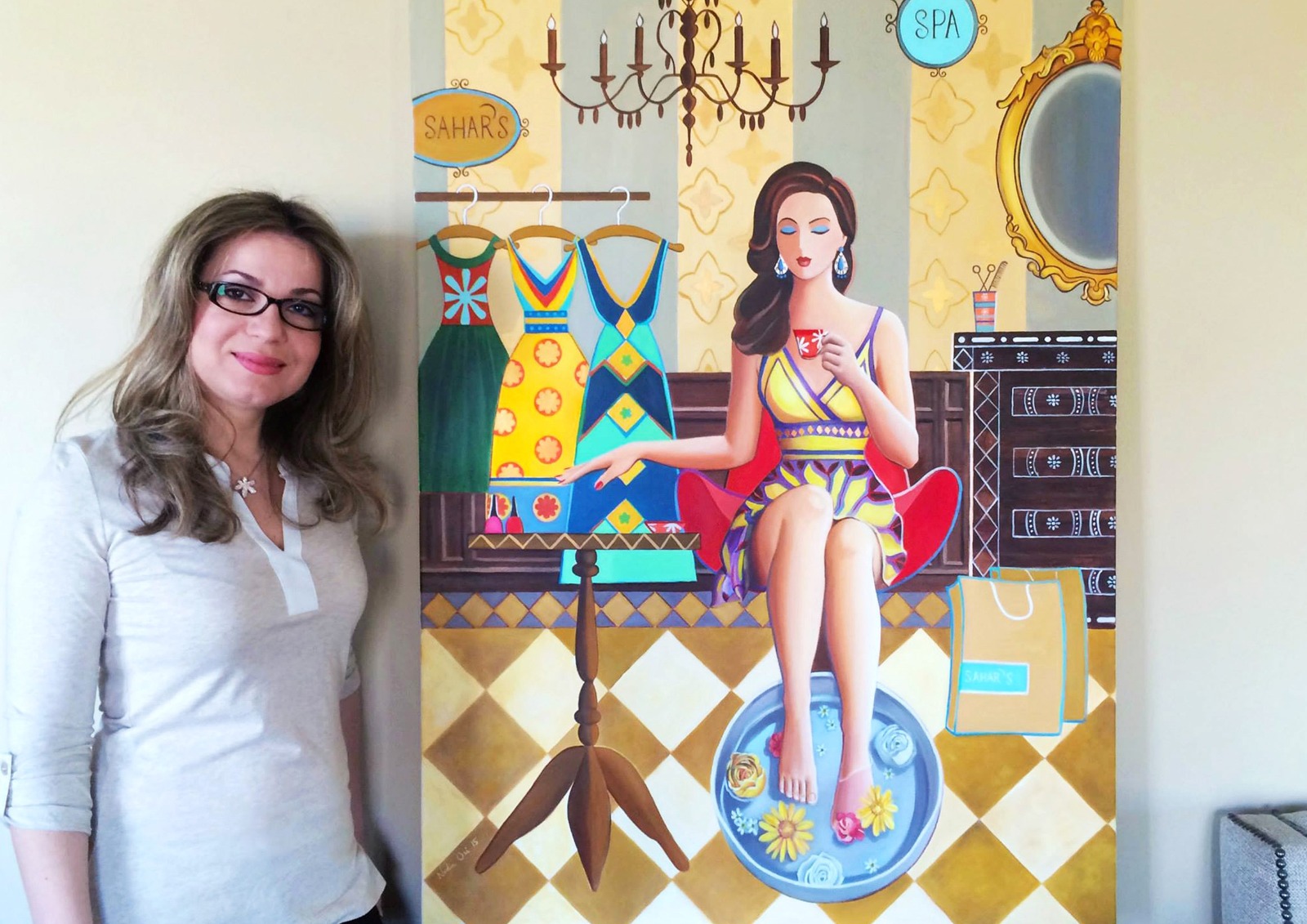 الفنانة مع لوحتها