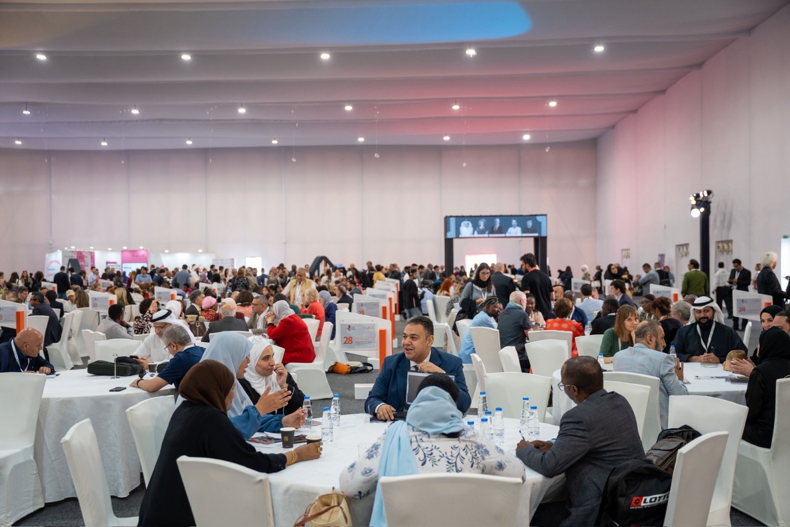 ناشرون من حول العالم في مؤتمر الشارقة. 2 نوفمبر 2025