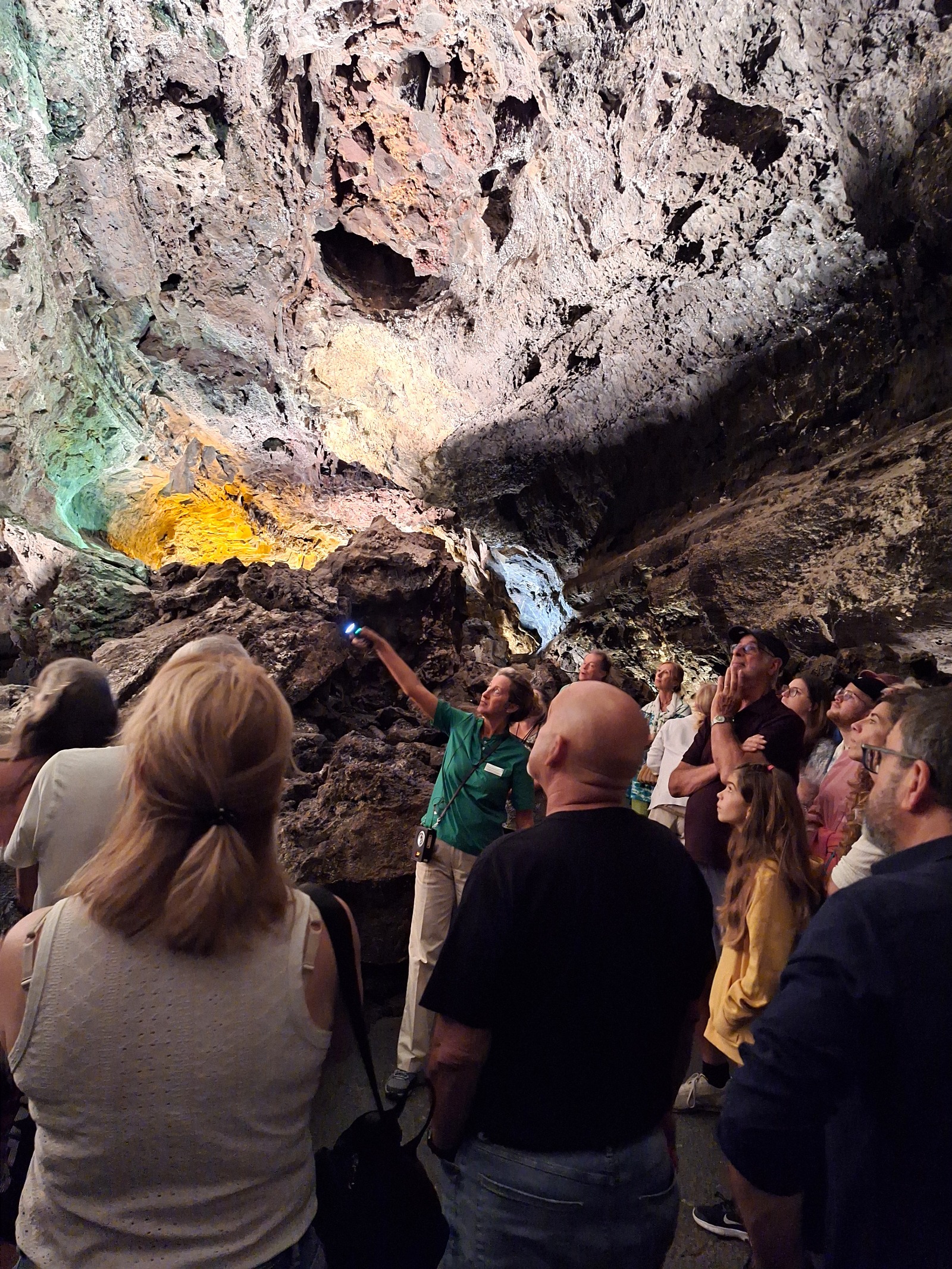 داخل الكهف البركاني