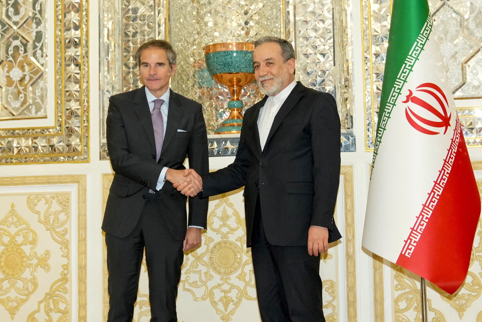 وزير الخارجية الإيراني عباس عراقجي يلتقي المدير العام للوكالة الدولية للطاقة الذرية رافائيل جروسي في طهران. 16 أبريل 2025