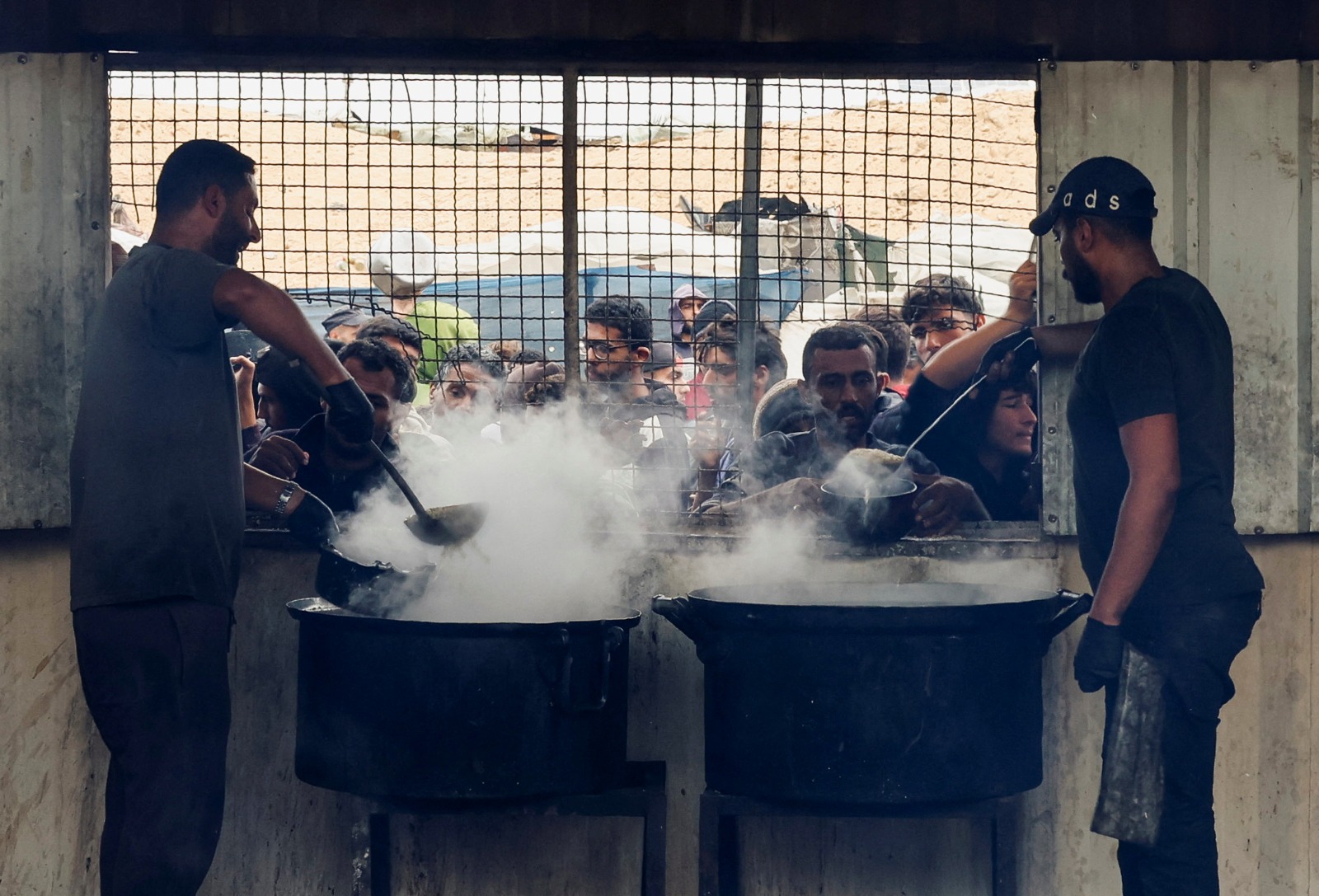 فلسطينيون يتجمعون للحصول على الطعام وسط أزمة جوع في خان يونس بجنوب قطاع غزة. 24 نوفمبر 2024