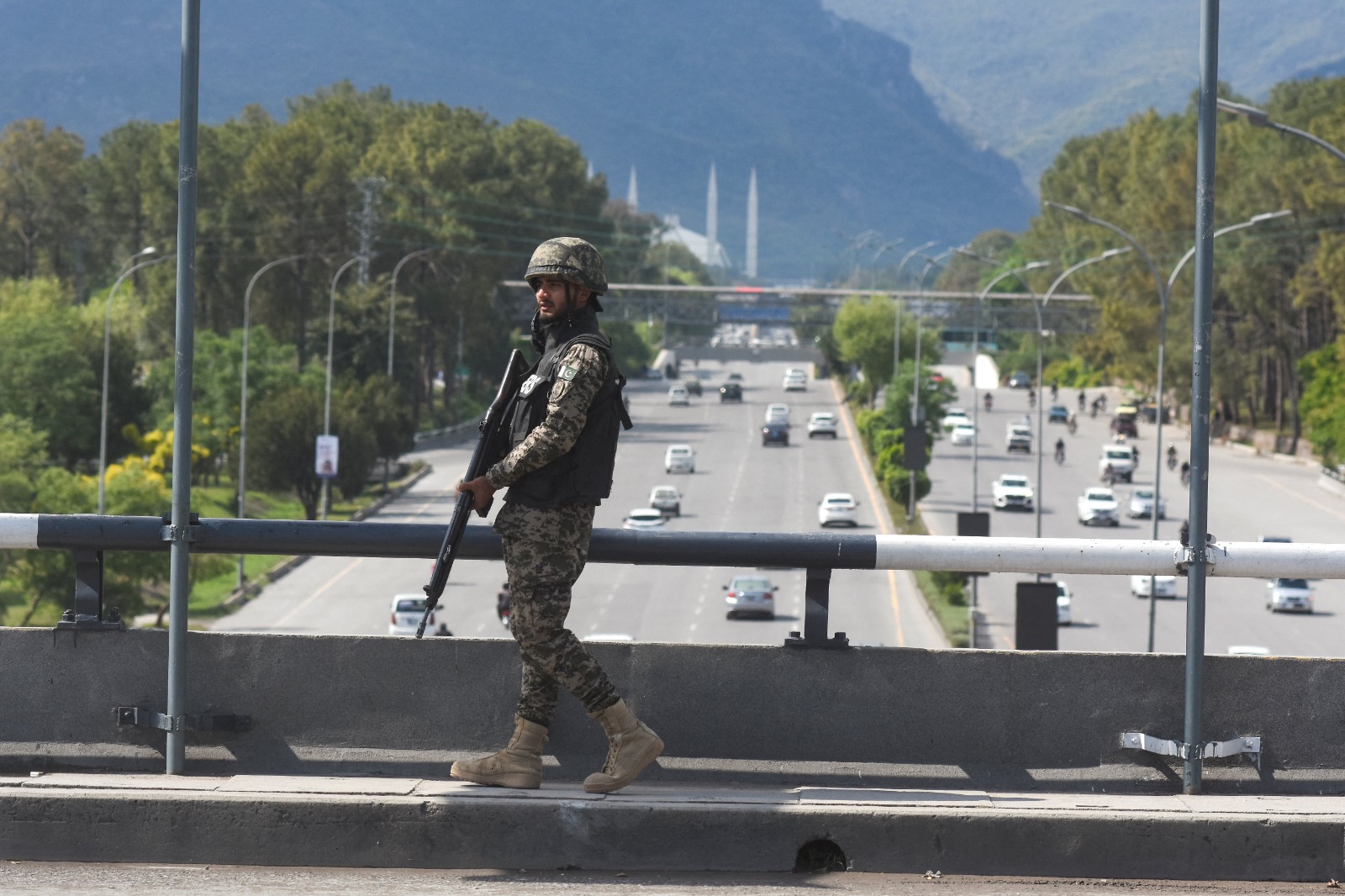رجل أمن يقوم بدورية عند جسر في منطقة أمنية مشددة قبيل المحادثات الإيرانية الأميركية في إسلام آباد. 9 أبريل 2026