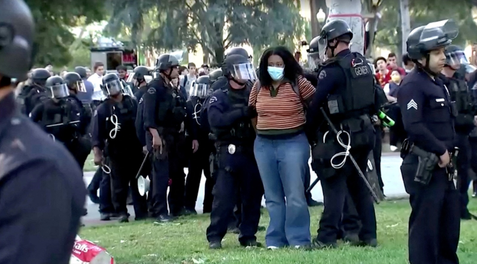 الشرطة الأميركية تعتقل متظاهرة مؤيدة للفلسطينيين في جامعة جنوب كاليفورنيا- 24 أبريل 2024