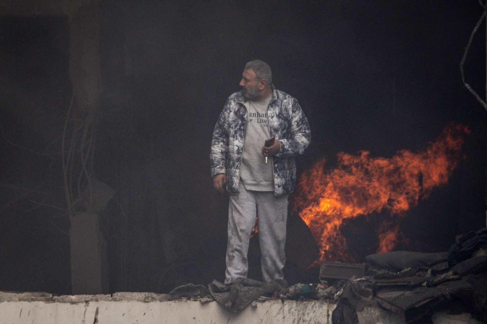 رجل يسير بجوار أنقاض مبنى بعد غارات إسرائيلية على لبنان. 8 أبريل 2026