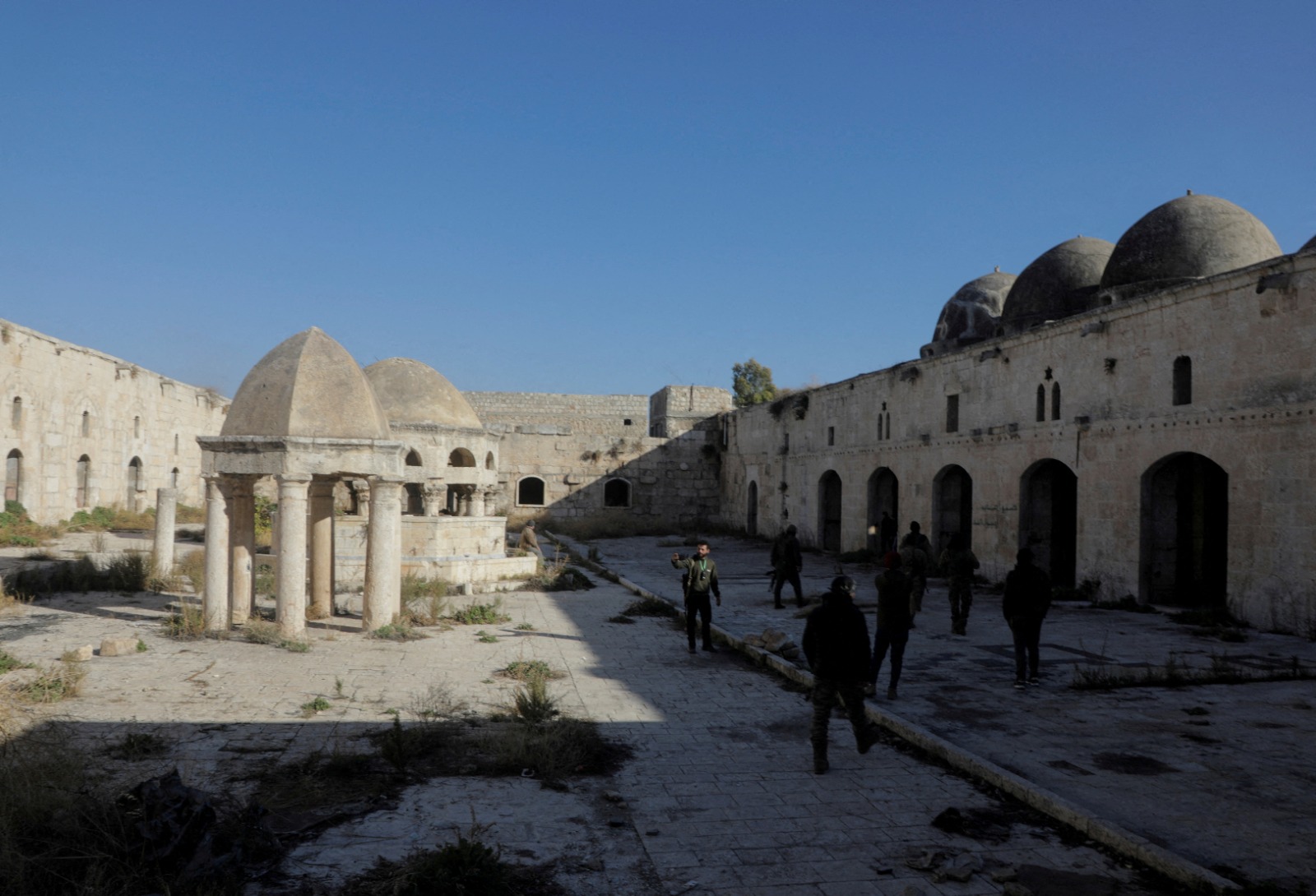 مقاتلون من المعارضة يسيرون في المسجد الكبير في مدينة معرة النعمان بمحافظة إدلب، سوريا، 1 ديسمبر 2024