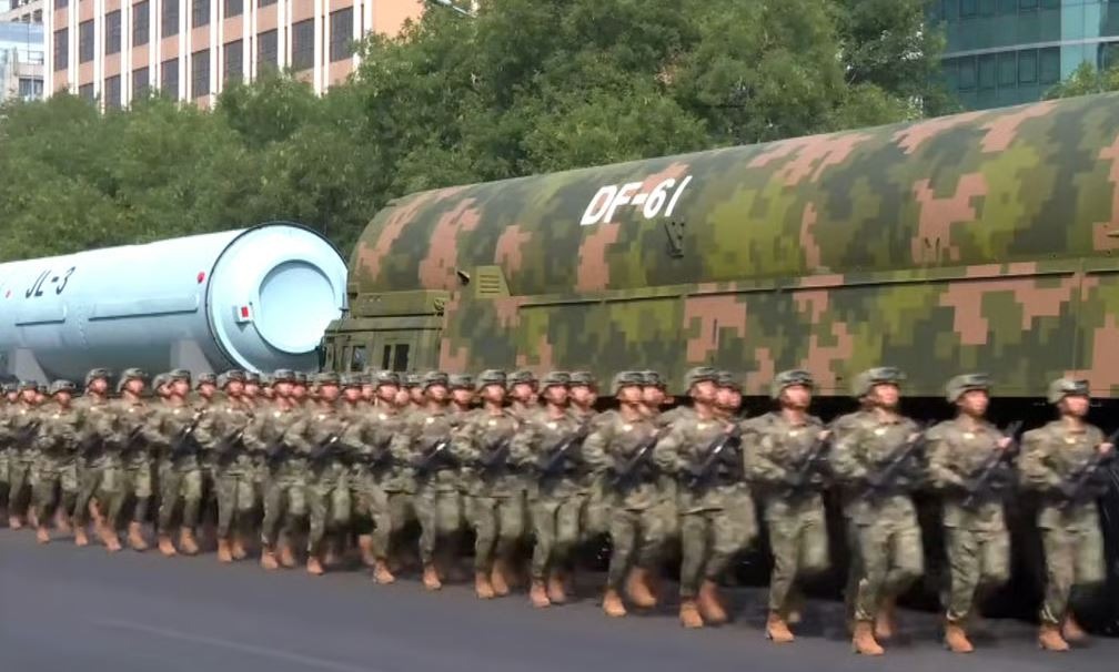 صاروخ DF-61  يظهر لأول مرة في الاستعراض العسكري، ويُعتقد أنه الصاروخ الباليستي العابر للقارات الأكثر تقدماً في الصين