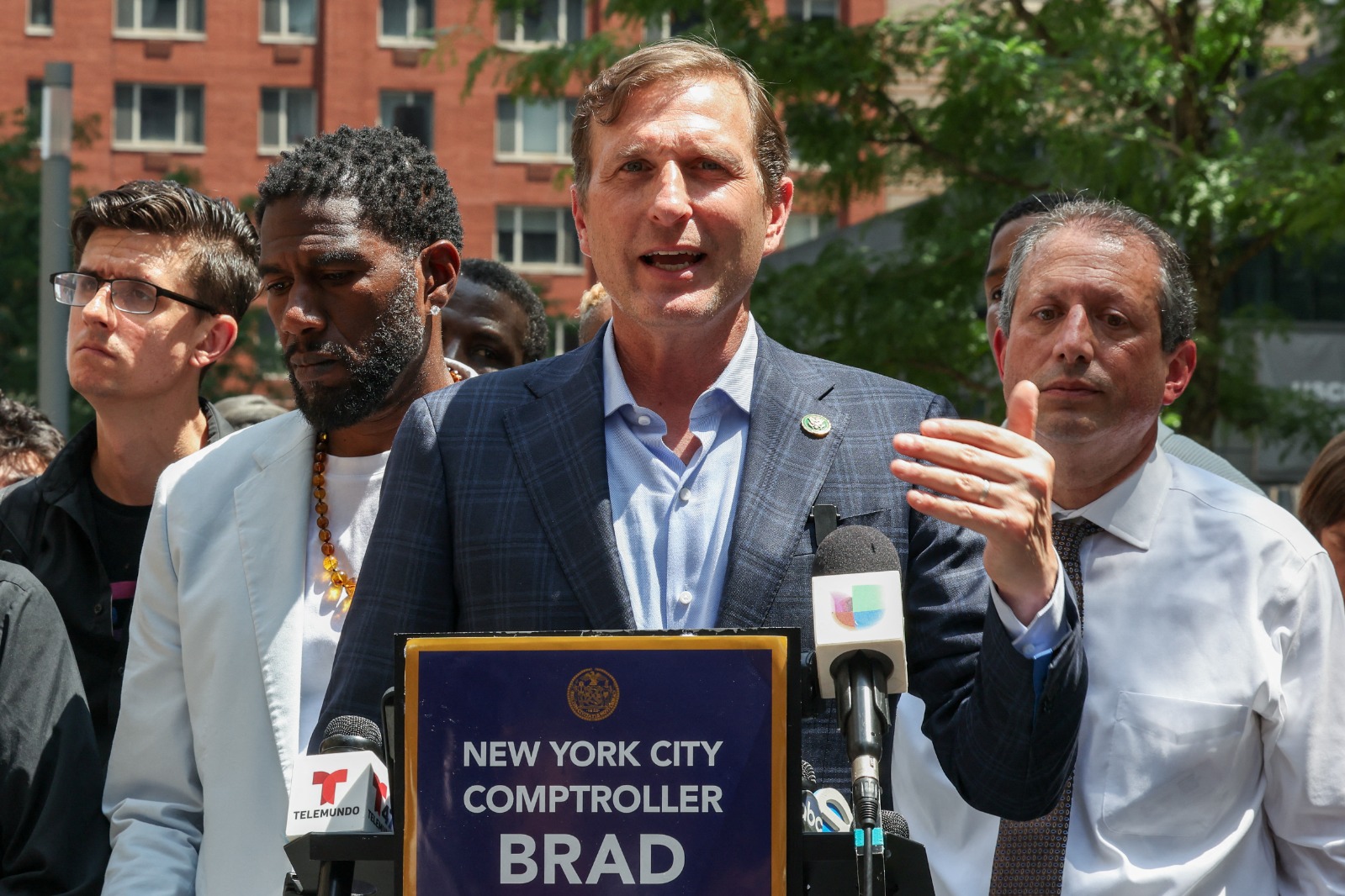 النائب الديمقراطي دان جولدمان وإلى يمينه براد لاندر، نيويورك، 8 يوليو 2025