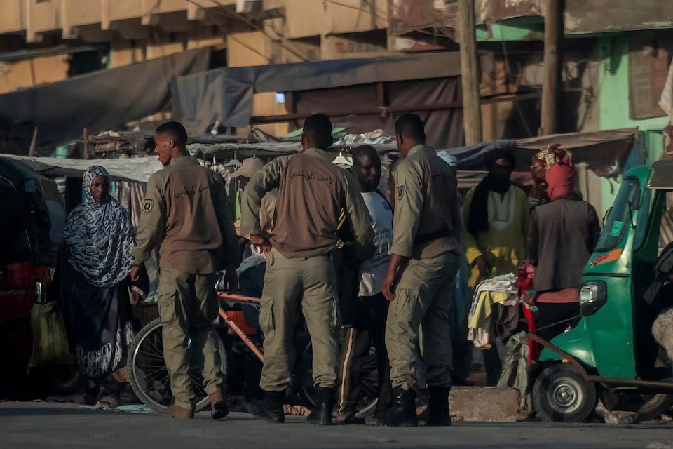 شرطيون يتحققون من وثائق المهاجرين، وسط حملة على الهجرة غير النظامية، نواكشوط، موريتانيا، 16 يوليو 2025