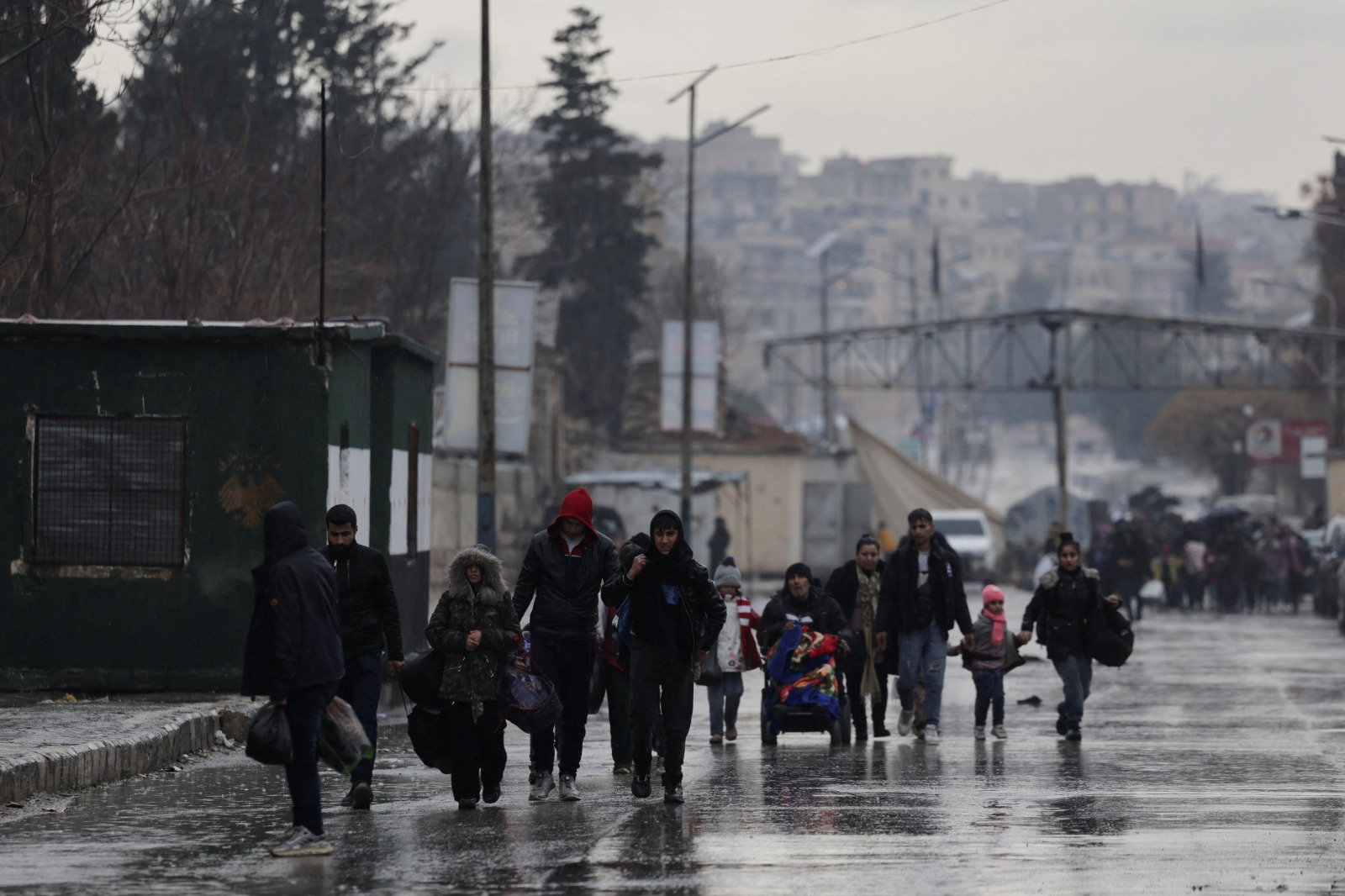 عدد من سكان حي الشيخ مقصود في مدينة حلب. 9 يناير 2026