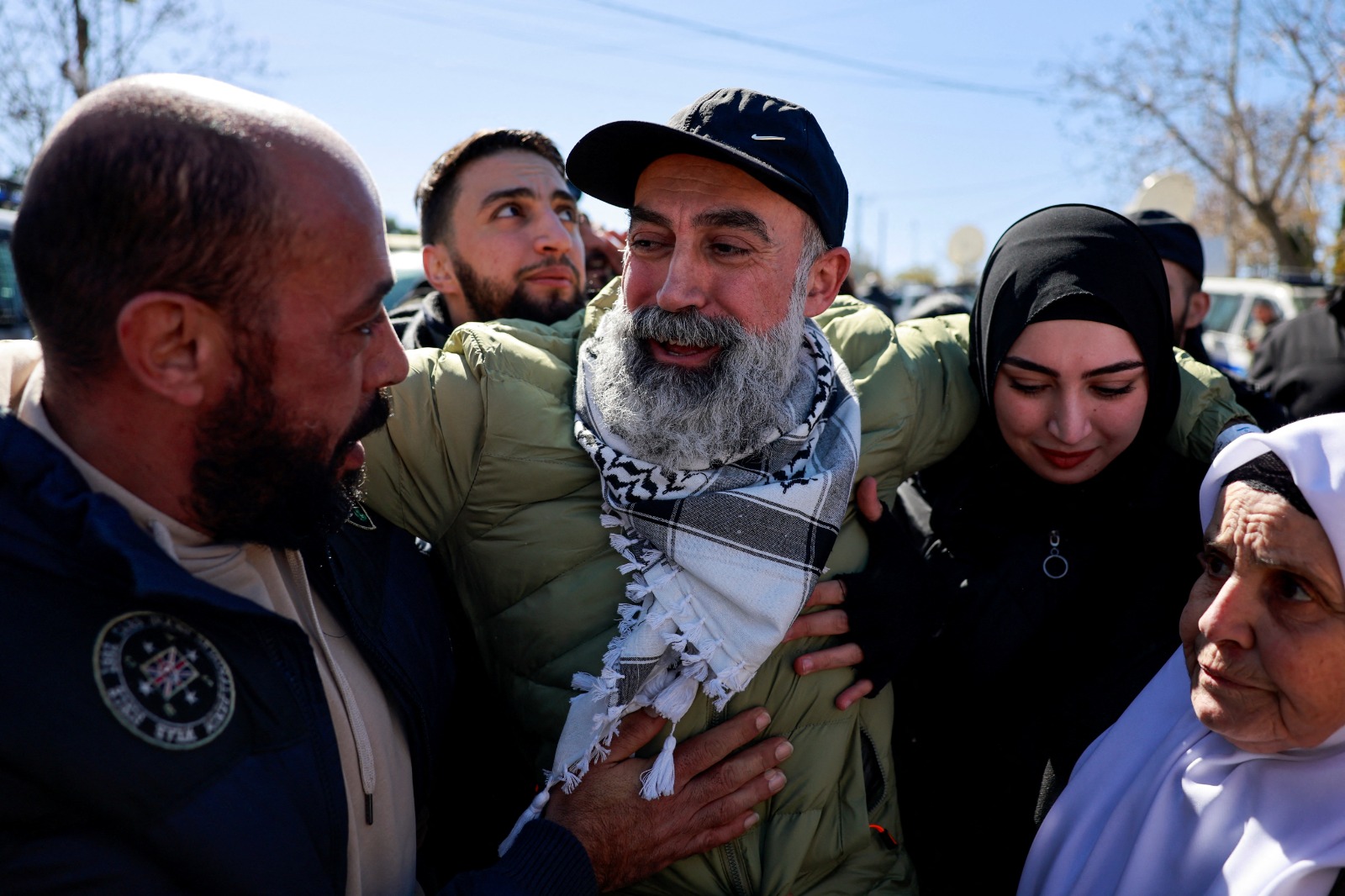 أسير فلسطيني محرر يحتضن ذويه بعد إطلاق سراحه من سجن إسرائيلي، رام الله، الضفة الغربية المحتلة. 15 فبراير 2025