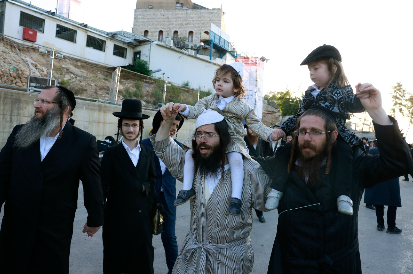 اليهود المتشددون يحتفلون في موقع قبر الحاخام شمعون بار يوشاي في قرية ميرون شمال إسرائيل، 19 مايو، 2022