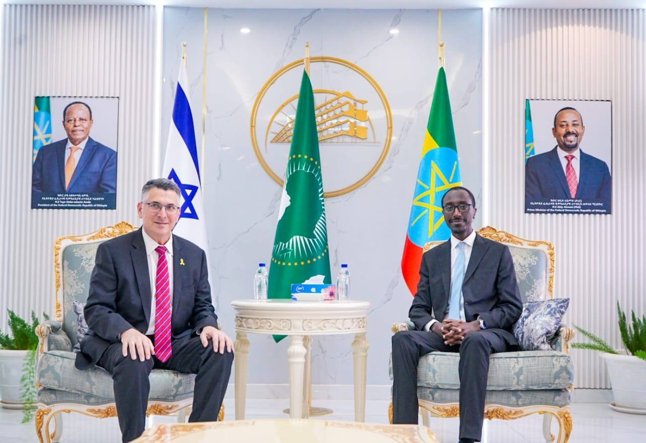 وزيرا الخارجية جيديون تيموثيوس والإسرائيلي جدعون ساعر في أديس أبابا. 5 مايو 2025