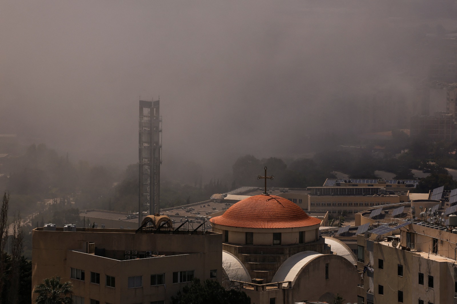 دخان يتصاعد  إثر غارة إسرائيلية على الضاحية الجنوبية لبيروت. 8 أبريل 2026