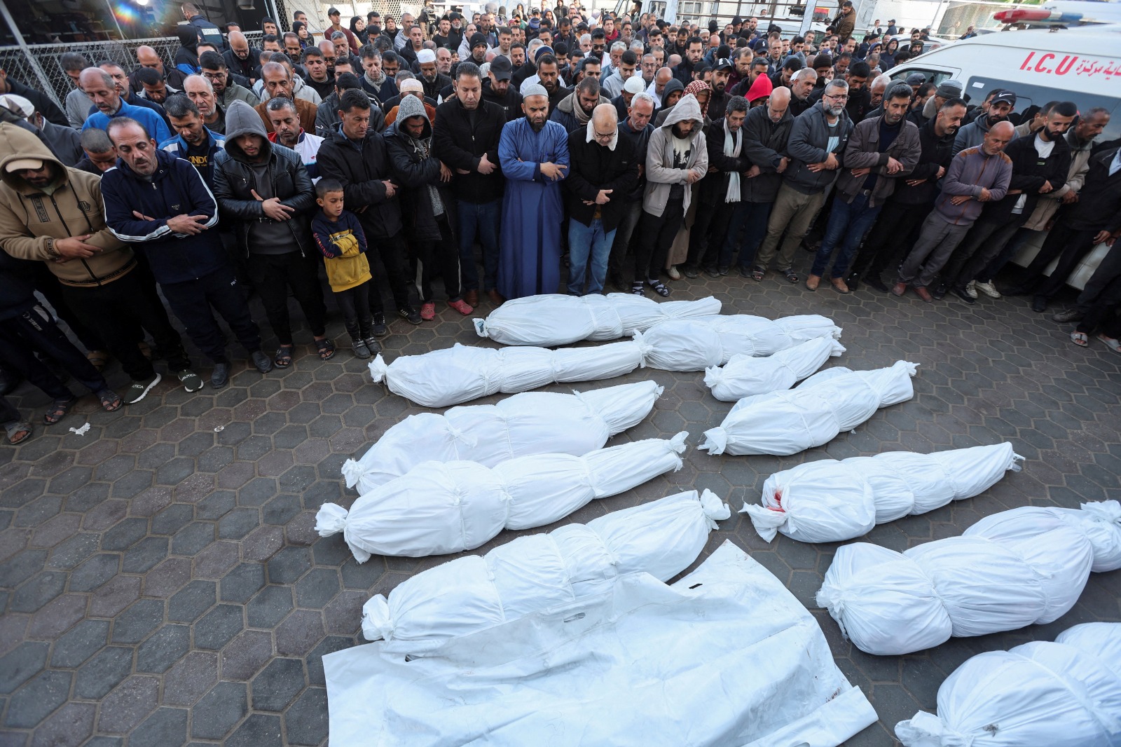 فلسطينيون يشيعون جثامين أشخاص سقطوا جراء القصف الإسرائيلي على دير البلح في وسط قطاع غزة. 15 يناير 2025