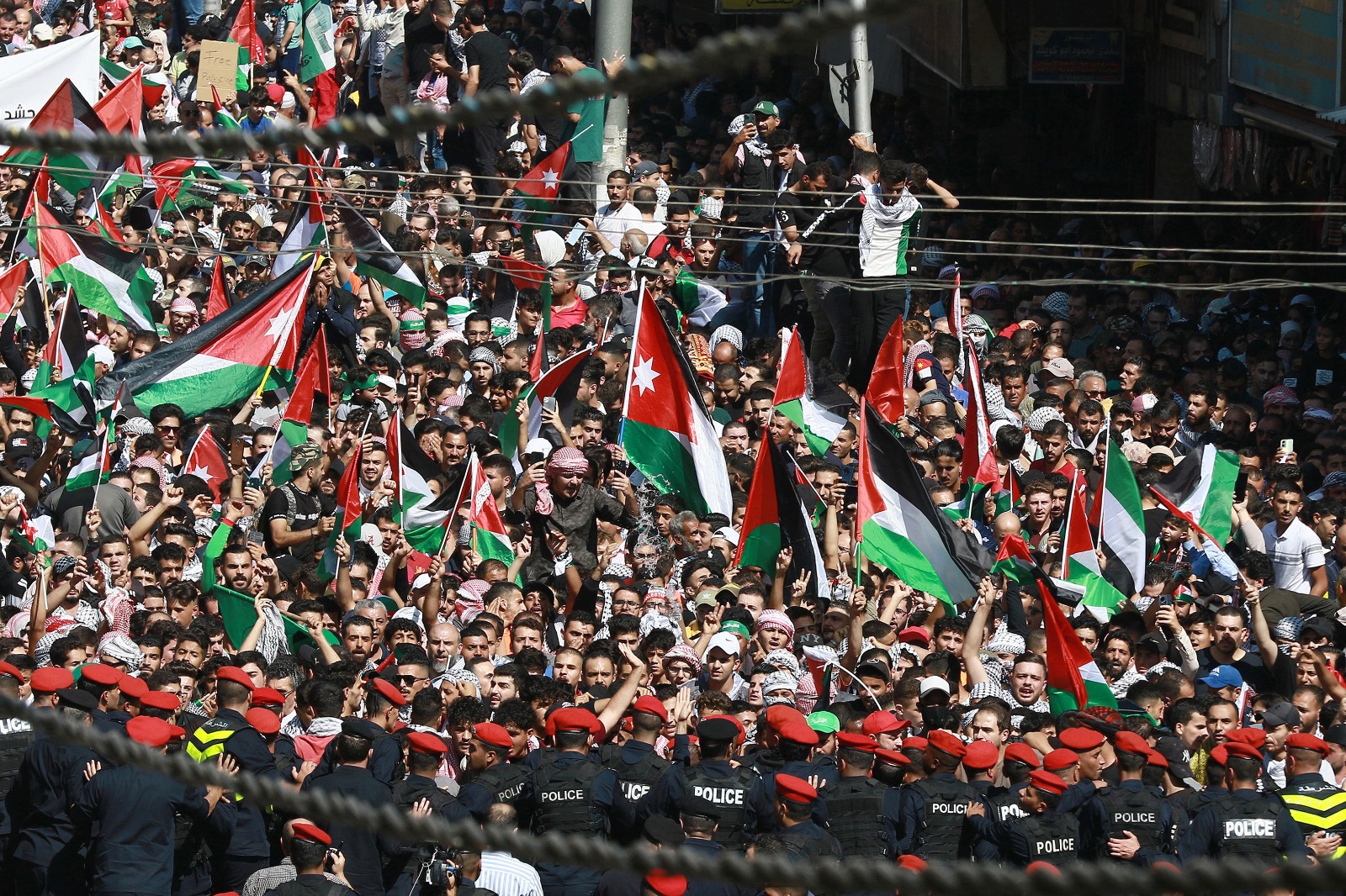 متظاهرون في مسيرة مؤيدة لفلسطين بالعاصمة الأردنية عمان. 13 أكتوبر 2023