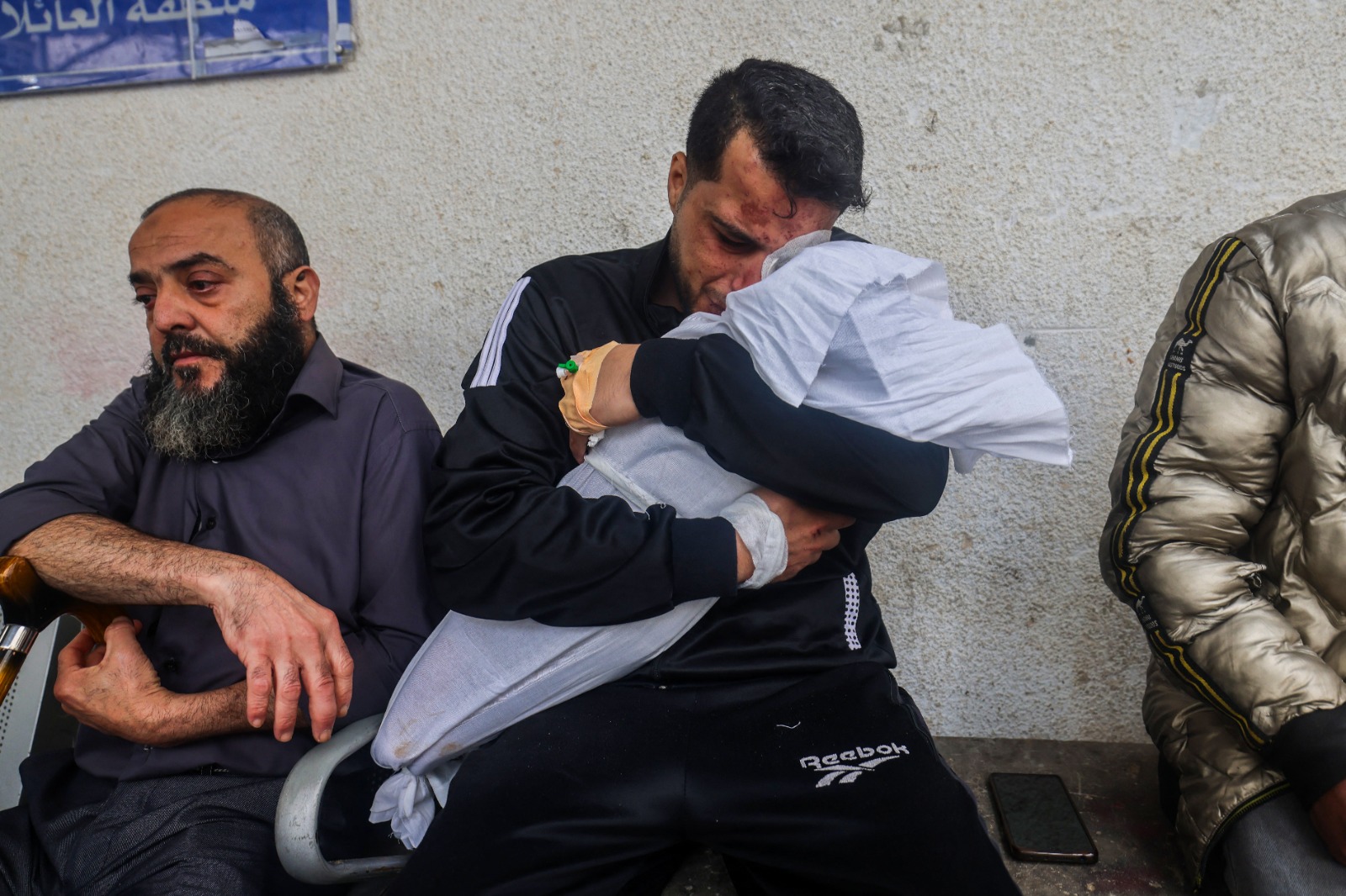 فلسطيني يحمل جثمان أحد أبنائه الذين قتلتهم إسرائيل في غارة جوية إسرائيلية على رفح، جنوب قطاع غزة. 4 أبريل 2024