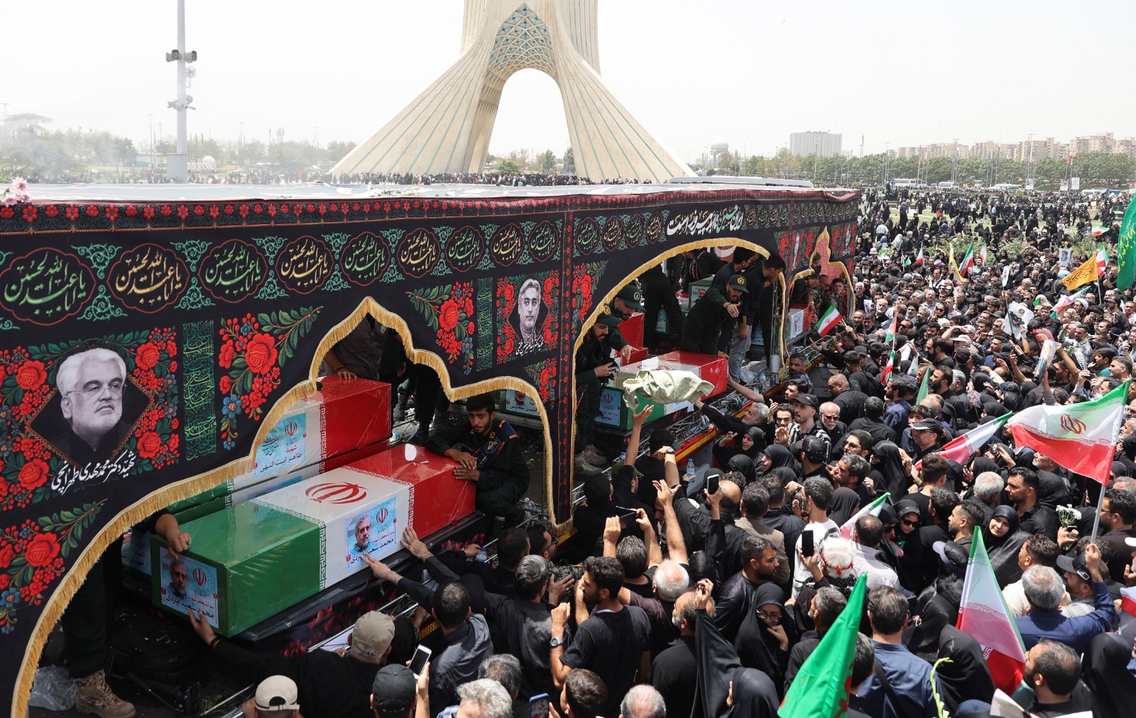 آلاف الإيرانيين يشيعون موكب جنازة القادة العسكريين والعلماء النوويين وغيرهم ممن لقوا حتفهم في الغارات الإسرائيلية، طهران، إيران. 28 يونيو 2025