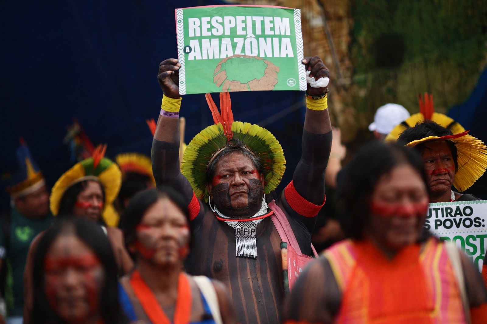 متظاهرون خلال احتجاج للمطالبة بالعدالة المناخية وحماية الأراضي خلال مؤتمر تغير المناخ (COP30) في بيليم بالبرازيل. 15 نوفمبر 2025