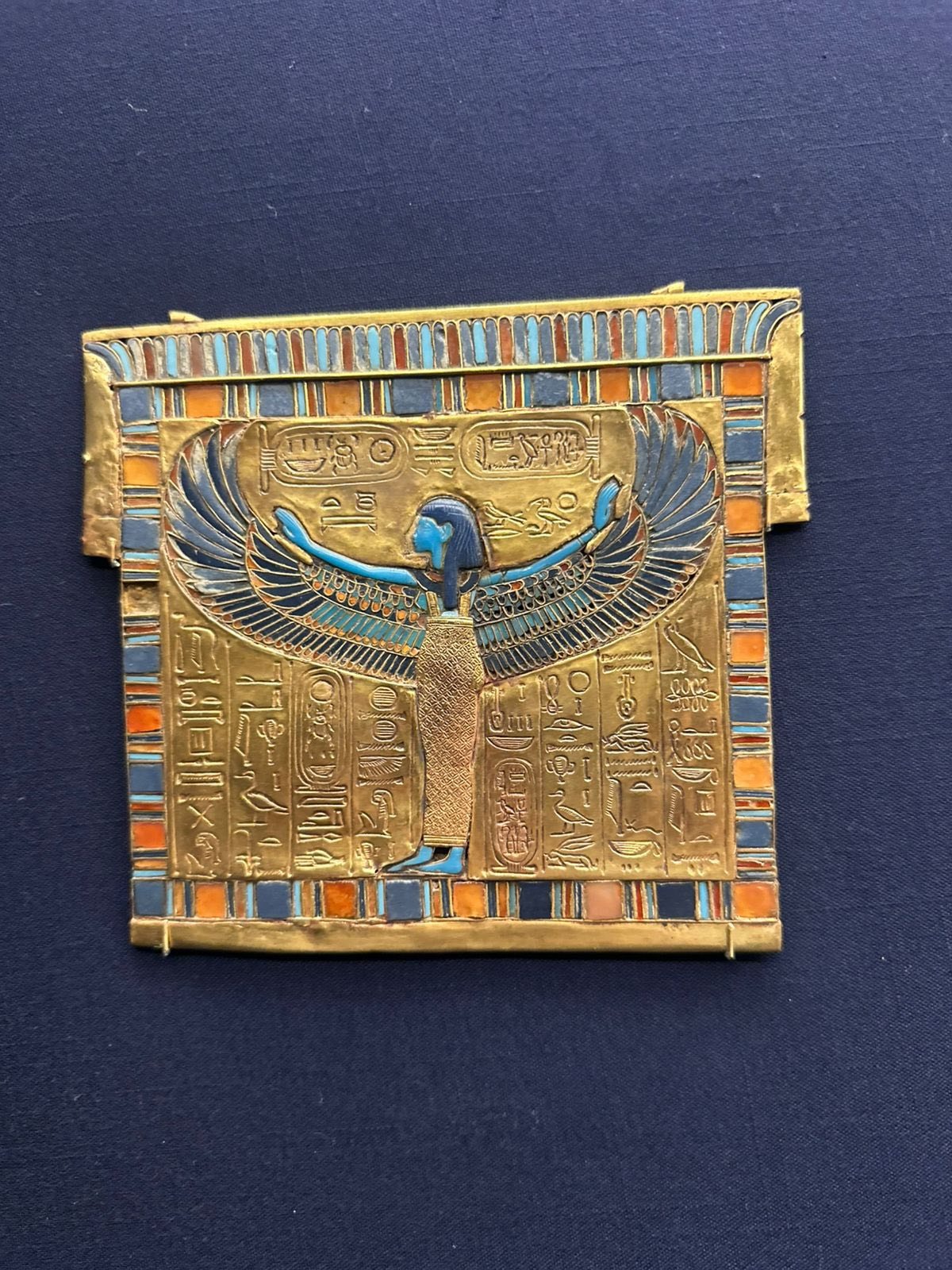 قطعة أثرية من مجموعة الملك توت عنخ آمون في المتحف المصري الكبير بالجيزة. 9 مايو 2025