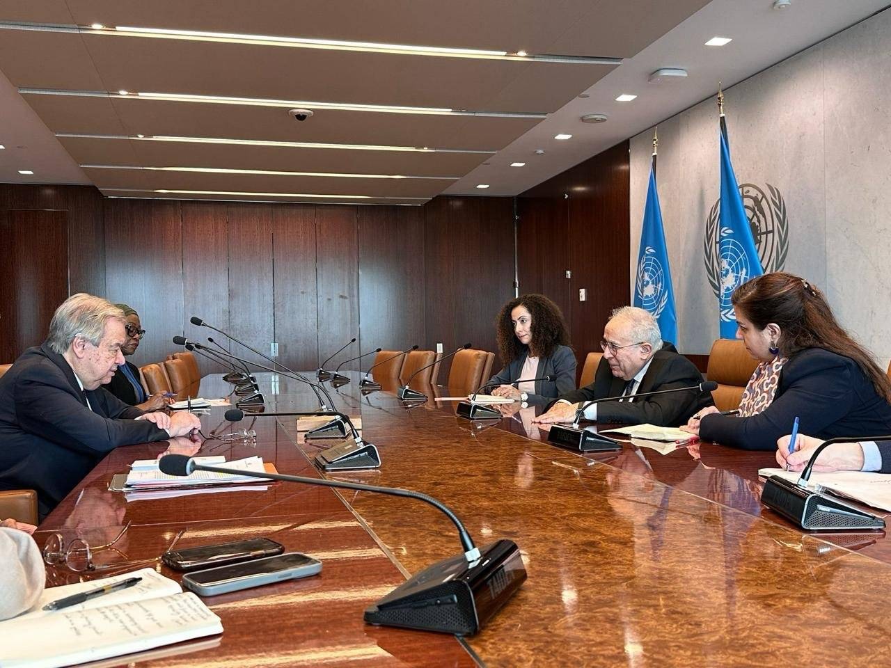 الأمين العام للأمم المتحدة أنطونيو جوتيريش خلال اجتماع مع مبعوثه الخاص إلى السودان رمطان لعمامرة