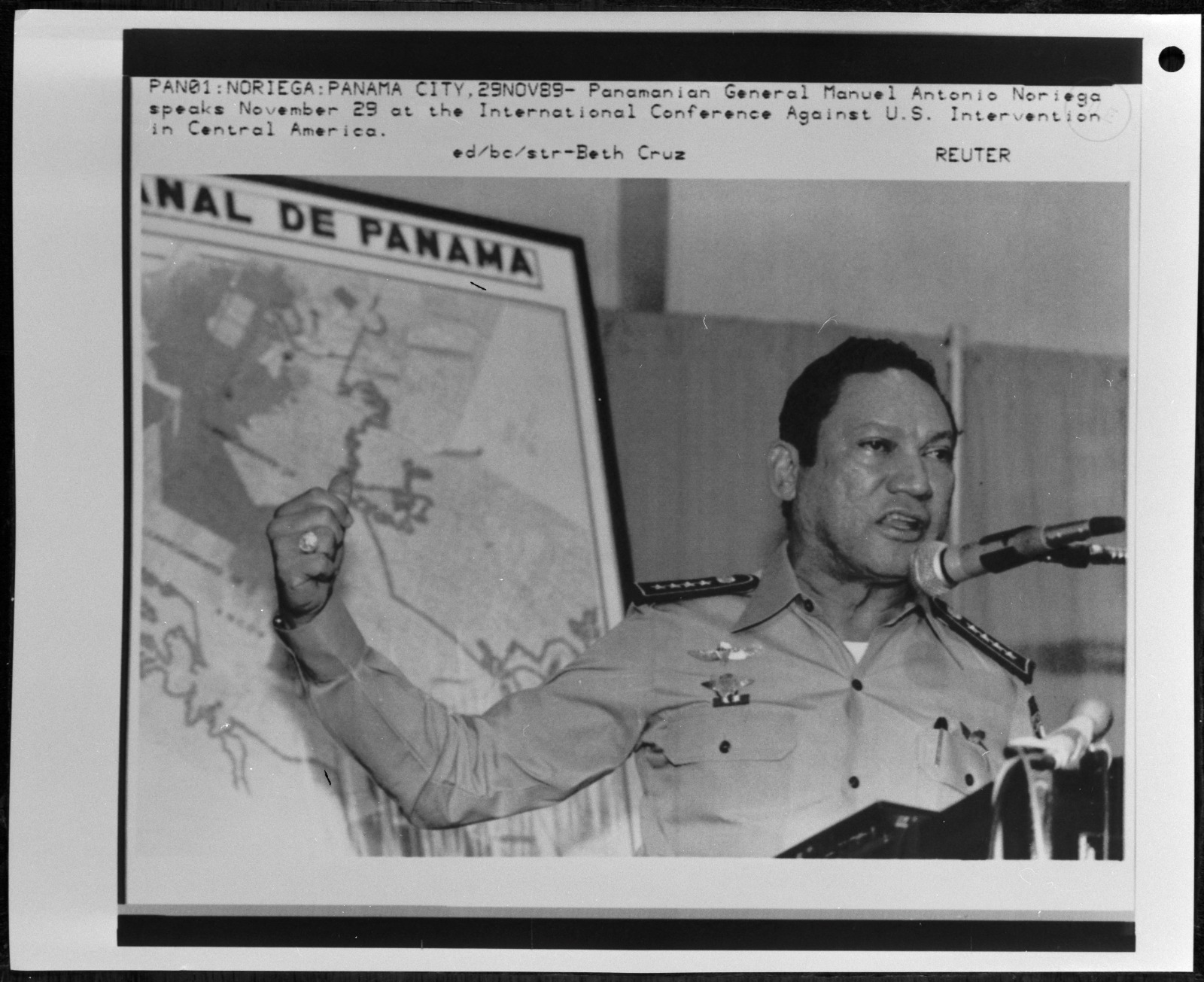 الجنرال البنمي مانويل نورييجا يلقي كلمة أمام حشود في المؤتمر الدولي ضد التدخل الأميركي. 29 نوفمبر 1989