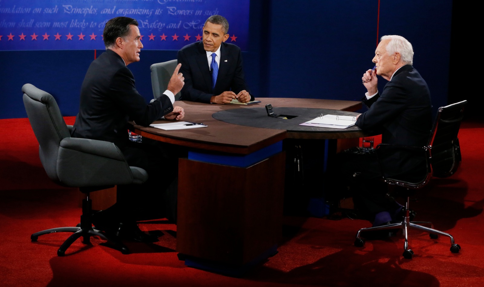 ميت رومني وباراك أوباما يتناقشان خلال المناظرة الرئاسية في بوكا راتون بولاية فلوريدا. 22 أكتوبر 2012