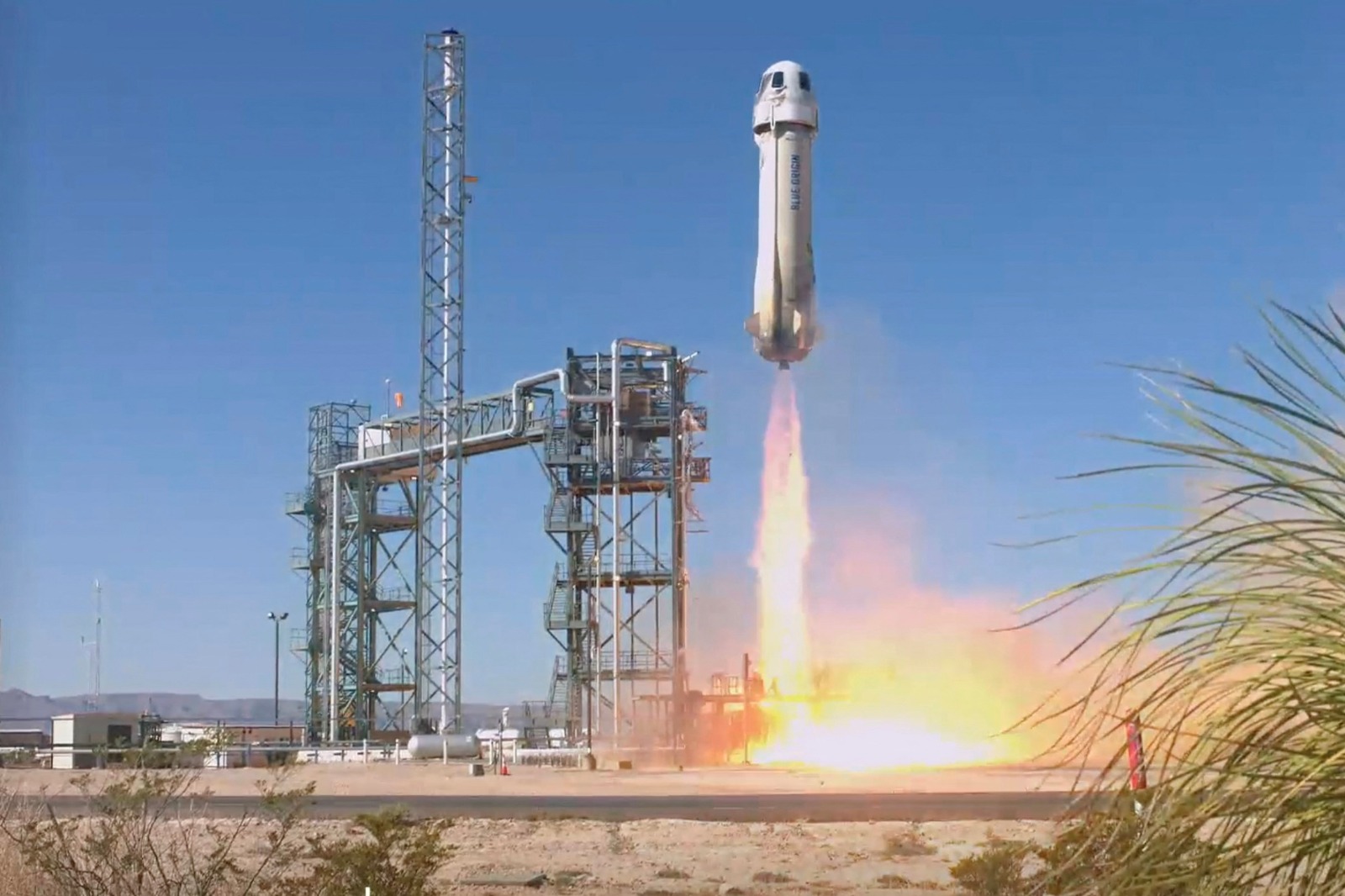 لقطة من بث مهمة Blue Origin NS-25 مع صاروخ New Shepard 4 وكبسولة الطاقم أثناء الإقلاع من قاعدة Blue Origin في تكساس. 19 مايو 2024