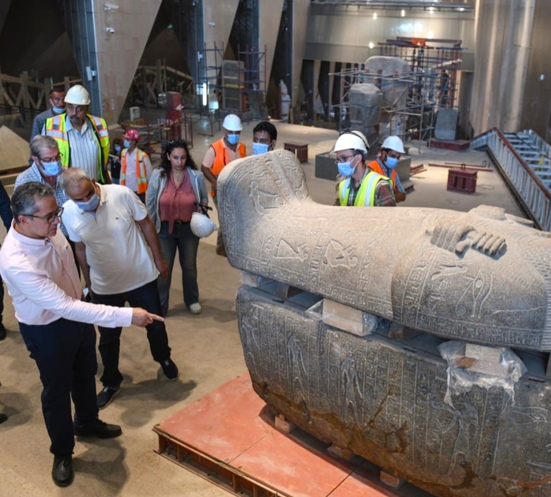 العناني في إحدى ورش الترميم