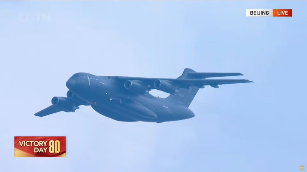طائرة النقل العسكري الصينية Y-20A تحلق خلال العرض العسكري في بكين