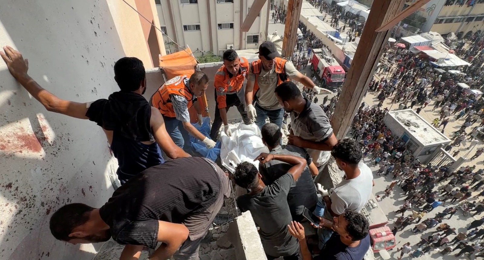 فلسطينيون ينتشلون ضحايا غارات إسرائيلية استهدفت مجمع ناصر الطبي في خان يونس جنوب قطاع غزة. 25 أغسطس 2025