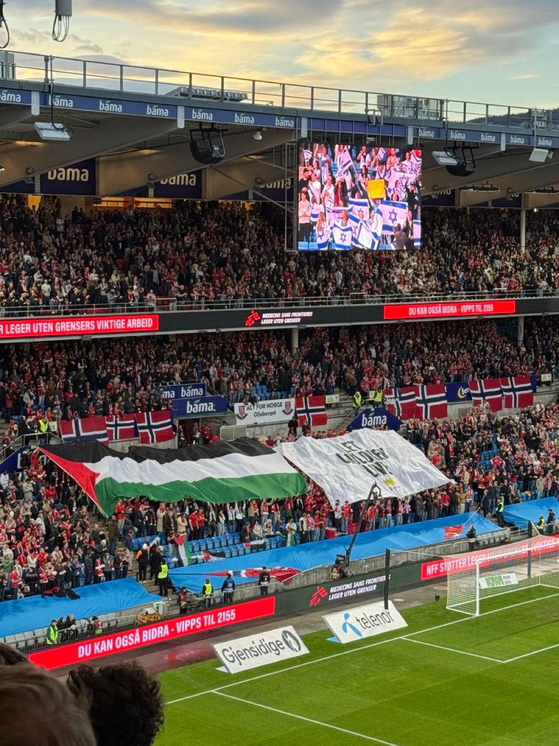 مشجعو منتخب النرويج يرفعون العلم الفلسطيني خلال مباراة أمام إسرائيل في تصفيات كأس العالم على ملعب أوليفال في أوسلو. 11 أكتوبر 2025