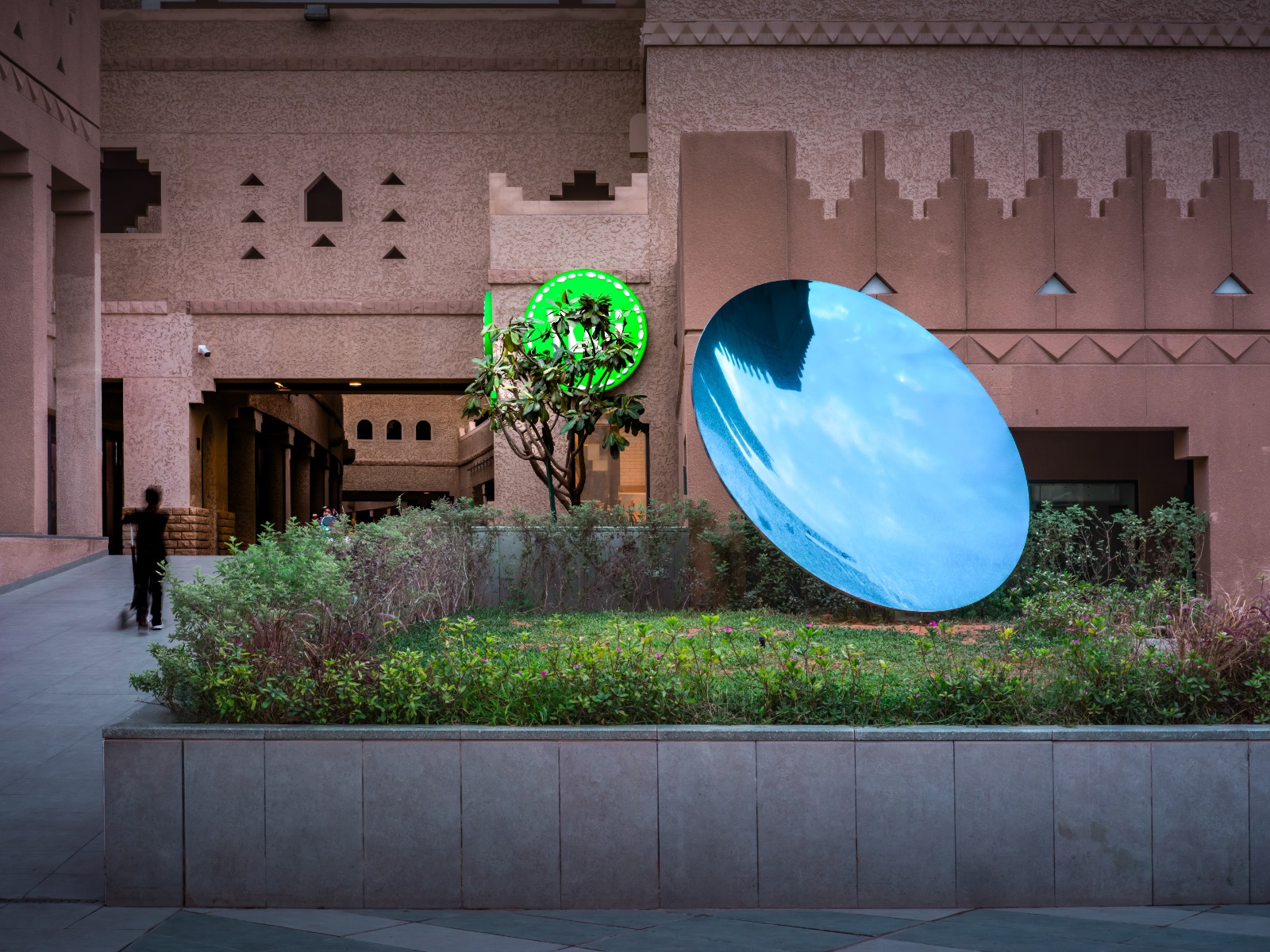 عمل بعنوان مرآة السماء في الحي الدبلوماسي في الرياض