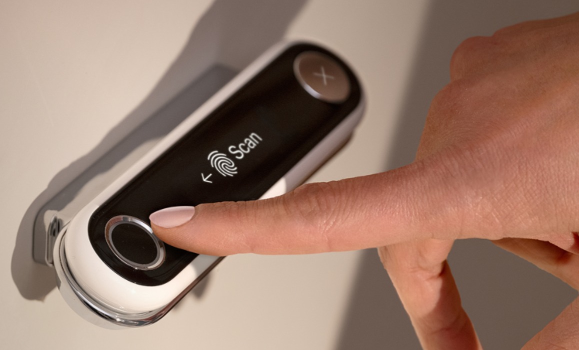 جهاز Dekoda الجديد المزود بكاميرا لفحص سلامة الجهاز الهضمي مزود بمستشعر لقراءة بصمة الإصبع للتعرف على هوية المستخدم وتنظيم بياناته