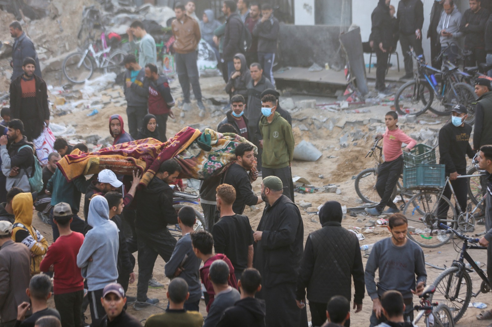 فلسطينيون يحملون جثة داخل مستشفى الشفاء في مدينة غزة بعد انسحاب القوات الإسرائيلية. 1 أبريل 2024