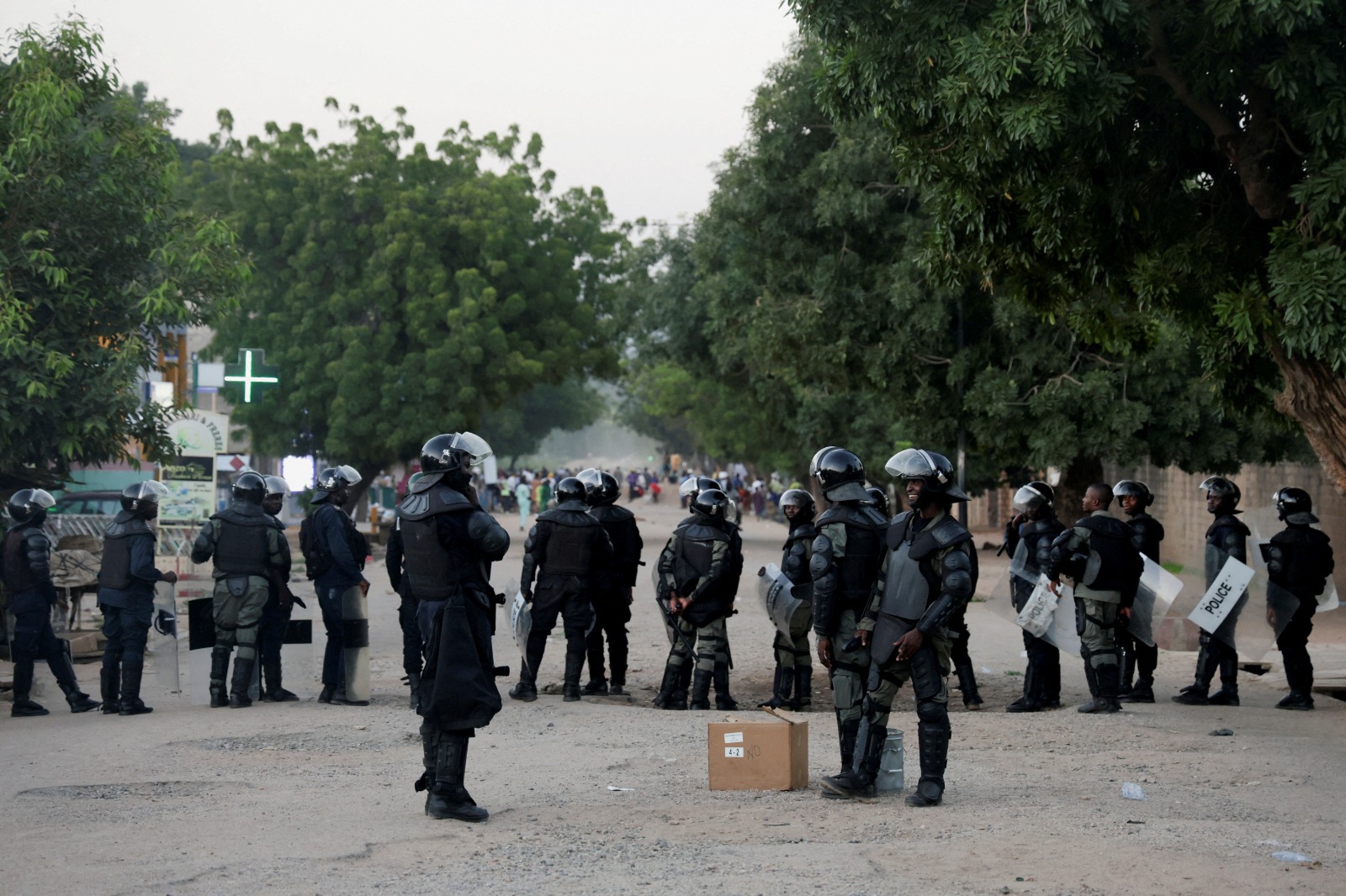 رجال شرطة خلال مواجهات مع أنصار زعيم المعارضة الكاميروني عيسى تشيروما باكاري في غاروا- 31 أكتوبر 2025